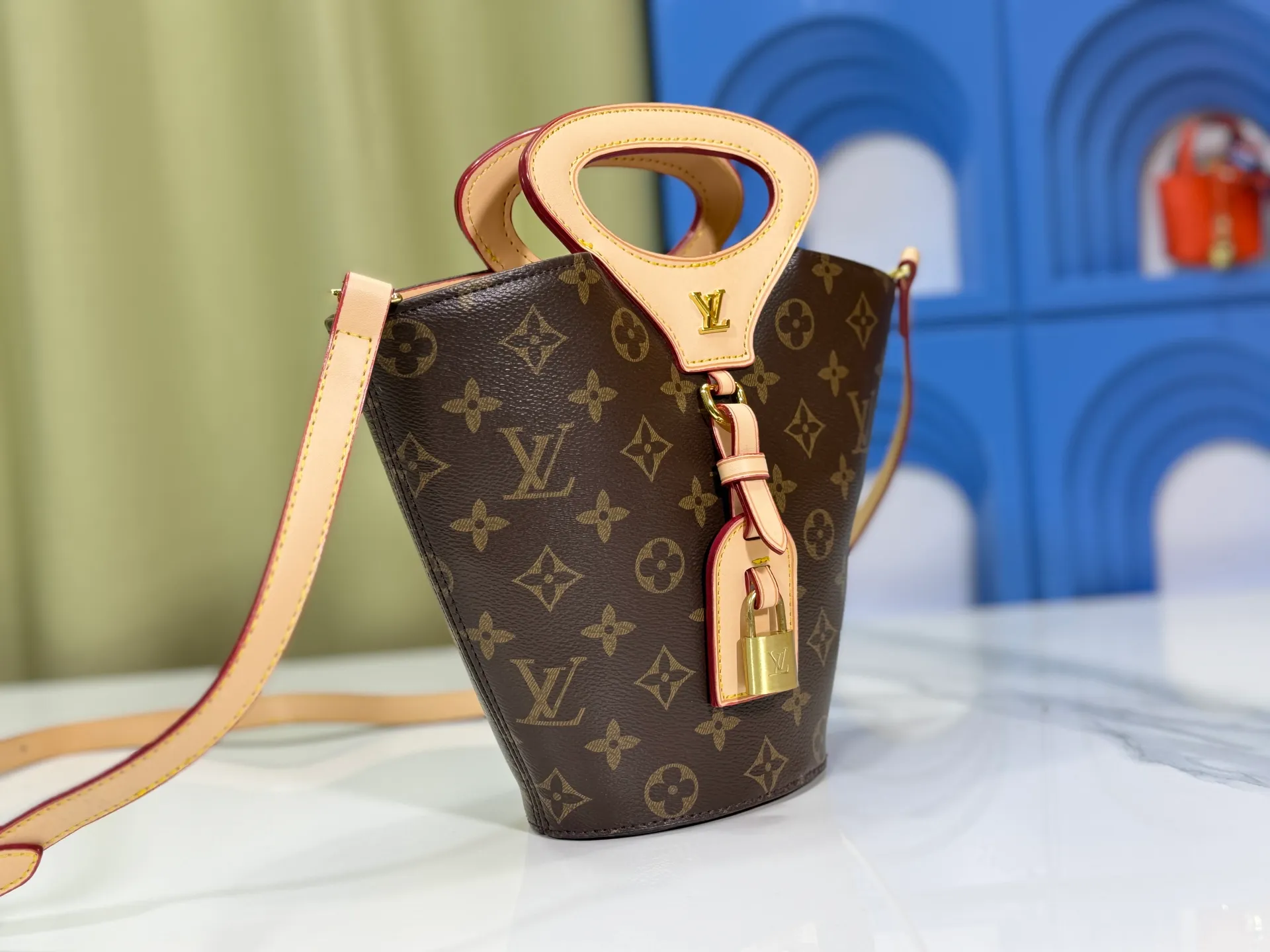 P260 upgraded version M14680 M13480 Nicolas Ghesquière presented the Rivage BB handbag at the 2025 spring and summer show. It is cut out of Monogram canvas in a bucket shape and reinterprets the Noctambule handbag launched by Louis Vuitton in 1999. The trunk-style handles, LV-engraved padlock and leather luggage tag add classic elements, and the shoulder strap makes it easy to carry cross-body. Dimensions: 12.0 x 18.0 x 7.0 cm (L x H x W) • Coated canvas • Cow leather trim • Textile lining • Metal hardware • Padlock • Name tag • Holds a 6.7" smartphone, Sarah long wallet, notebook, sunglasses and keys • Shoulder strap: removable, adjustable • Half-length strap: 45.0 cm • Half-length strap adjustable to: 50.0 cm • Handle: Double handle