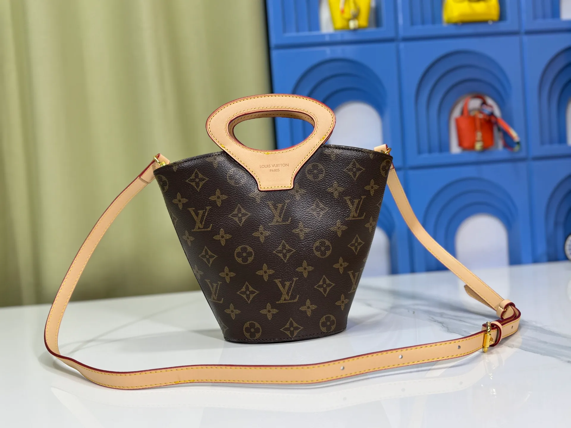P260 upgraded version M14680 M13480 Nicolas Ghesquière presented the Rivage BB handbag at the 2025 spring and summer show. It is cut out of Monogram canvas in a bucket shape and reinterprets the Noctambule handbag launched by Louis Vuitton in 1999. The trunk-style handles, LV-engraved padlock and leather luggage tag add classic elements, and the shoulder strap makes it easy to carry cross-body. Dimensions: 12.0 x 18.0 x 7.0 cm (L x H x W) • Coated canvas • Cow leather trim • Textile lining • Metal hardware • Padlock • Name tag • Holds a 6.7" smartphone, Sarah long wallet, notebook, sunglasses and keys • Shoulder strap: removable, adjustable • Half-length strap: 45.0 cm • Half-length strap adjustable to: 50.0 cm • Handle: Double handle