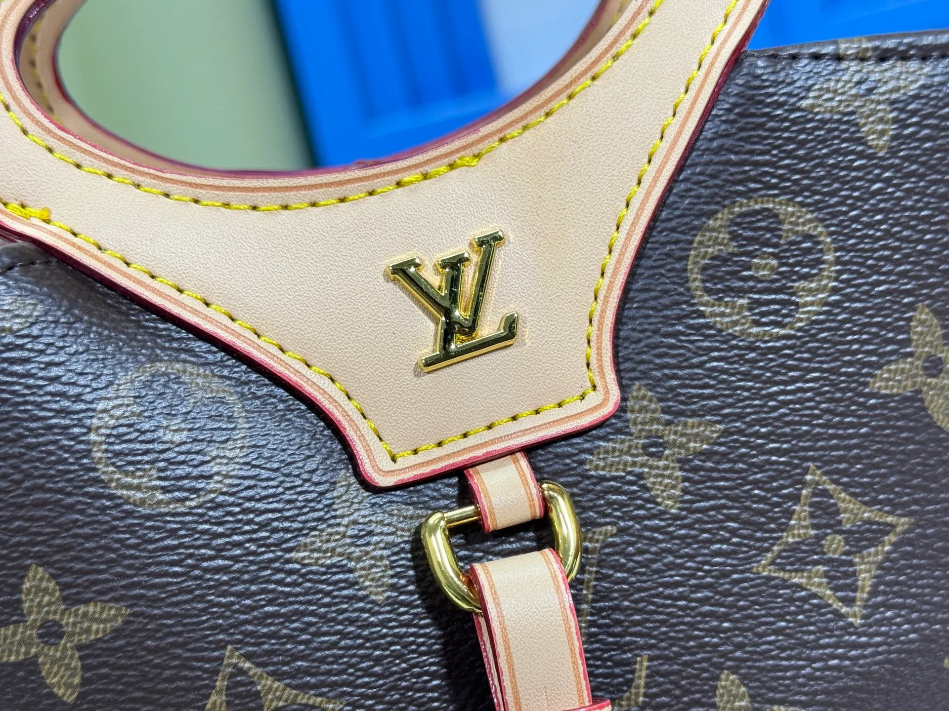 P260 upgraded version M14680 M13480 Nicolas Ghesquière presented the Rivage BB handbag at the 2025 spring and summer show. It is cut out of Monogram canvas in a bucket shape and reinterprets the Noctambule handbag launched by Louis Vuitton in 1999. The trunk-style handles, LV-engraved padlock and leather luggage tag add classic elements, and the shoulder strap makes it easy to carry cross-body. Dimensions: 12.0 x 18.0 x 7.0 cm (L x H x W) • Coated canvas • Cow leather trim • Textile lining • Metal hardware • Padlock • Name tag • Holds a 6.7" smartphone, Sarah long wallet, notebook, sunglasses and keys • Shoulder strap: removable, adjustable • Half-length strap: 45.0 cm • Half-length strap adjustable to: 50.0 cm • Handle: Double handle