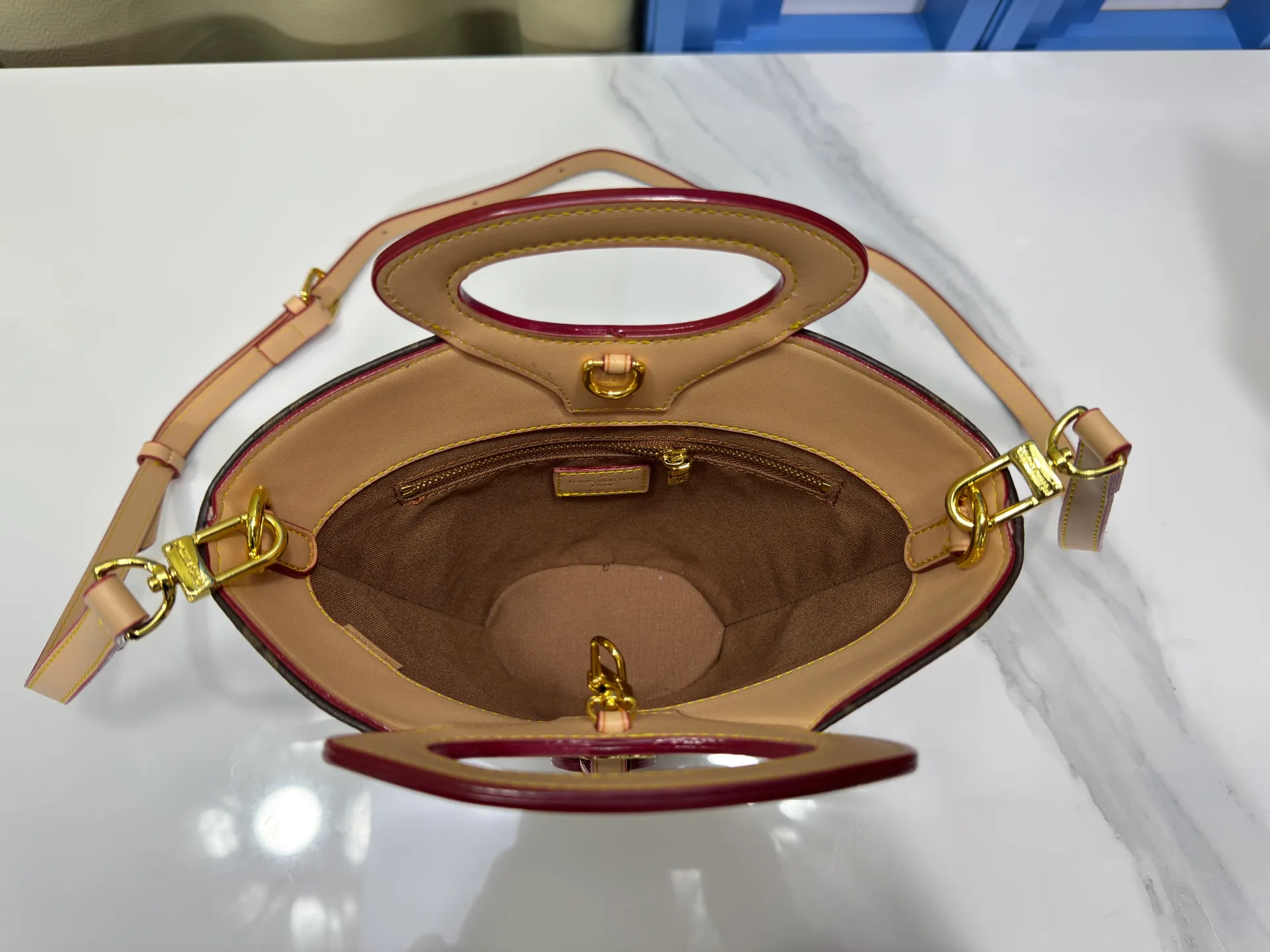 P260 upgraded version M14680 M13480 Nicolas Ghesquière presented the Rivage BB handbag at the 2025 spring and summer show. It is cut out of Monogram canvas in a bucket shape and reinterprets the Noctambule handbag launched by Louis Vuitton in 1999. The trunk-style handles, LV-engraved padlock and leather luggage tag add classic elements, and the shoulder strap makes it easy to carry cross-body. Dimensions: 12.0 x 18.0 x 7.0 cm (L x H x W) • Coated canvas • Cow leather trim • Textile lining • Metal hardware • Padlock • Name tag • Holds a 6.7" smartphone, Sarah long wallet, notebook, sunglasses and keys • Shoulder strap: removable, adjustable • Half-length strap: 45.0 cm • Half-length strap adjustable to: 50.0 cm • Handle: Double handle