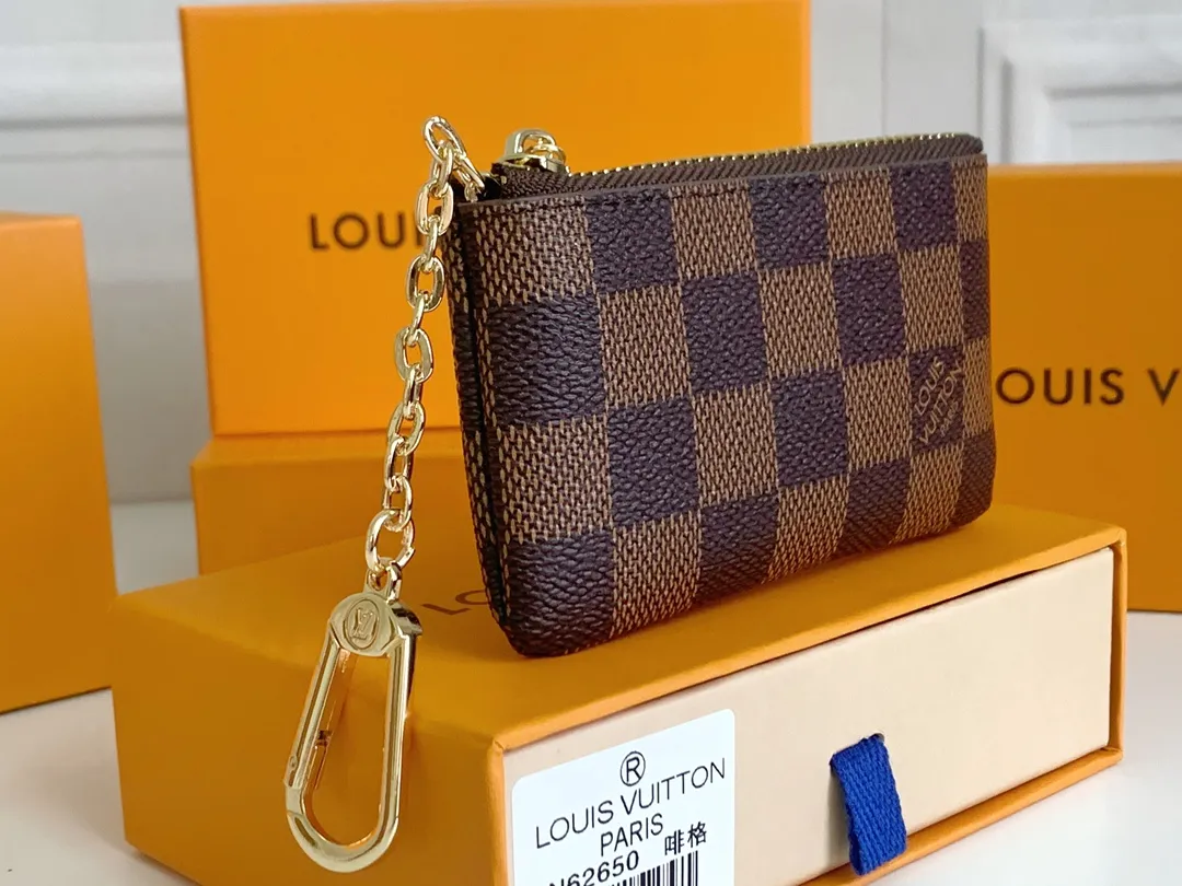 💰80 💎Damier canvas small leather bag can hold change and keys, and can be easily put into handbags or clothing pockets. Key ring, key hook can be hung on the D-ring provided with most Louis Vuitton handbags, zipper closure, Damier canvas texture and embossed calfskin, shiny gold-tone hardware. ❤️Model: 62650 Size: 12x7cm.