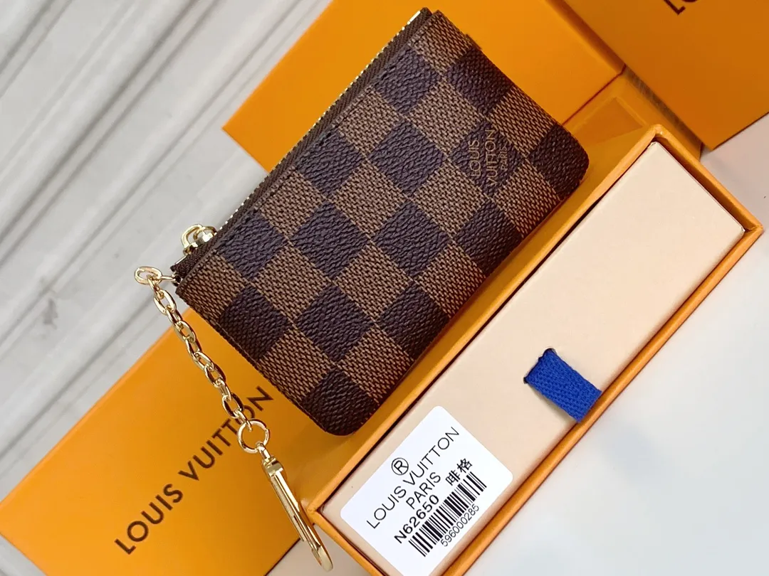 💰80 💎Damier canvas small leather bag can hold change and keys, and can be easily put into handbags or clothing pockets. Key ring, key hook can be hung on the D-ring provided with most Louis Vuitton handbags, zipper closure, Damier canvas texture and embossed calfskin, shiny gold-tone hardware. ❤️Model: 62650 Size: 12x7cm.