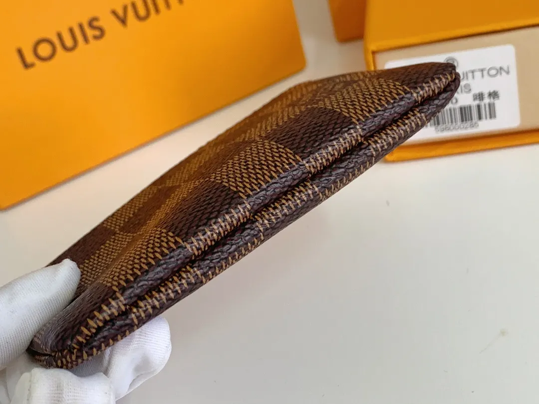 💰80 💎Damier canvas small leather bag can hold change and keys, and can be easily put into handbags or clothing pockets. Key ring, key hook can be hung on the D-ring provided with most Louis Vuitton handbags, zipper closure, Damier canvas texture and embossed calfskin, shiny gold-tone hardware. ❤️Model: 62650 Size: 12x7cm.