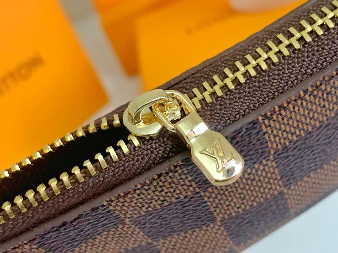 💰80 💎Damier canvas small leather bag can hold change and keys, and can be easily put into handbags or clothing pockets. Key ring, key hook can be hung on the D-ring provided with most Louis Vuitton handbags, zipper closure, Damier canvas texture and embossed calfskin, shiny gold-tone hardware. ❤️Model: 62650 Size: 12x7cm.
