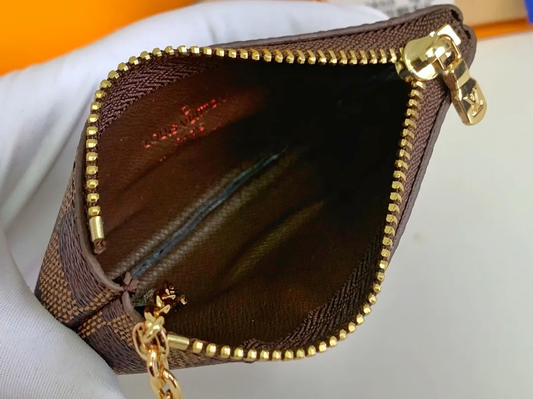 💰80 💎Damier canvas small leather bag can hold change and keys, and can be easily put into handbags or clothing pockets. Key ring, key hook can be hung on the D-ring provided with most Louis Vuitton handbags, zipper closure, Damier canvas texture and embossed calfskin, shiny gold-tone hardware. ❤️Model: 62650 Size: 12x7cm.