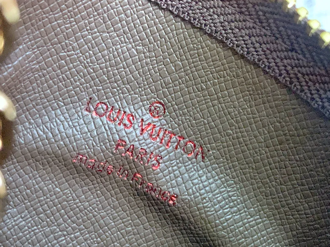 💰80 💎Damier canvas small leather bag can hold change and keys, and can be easily put into handbags or clothing pockets. Key ring, key hook can be hung on the D-ring provided with most Louis Vuitton handbags, zipper closure, Damier canvas texture and embossed calfskin, shiny gold-tone hardware. ❤️Model: 62650 Size: 12x7cm.