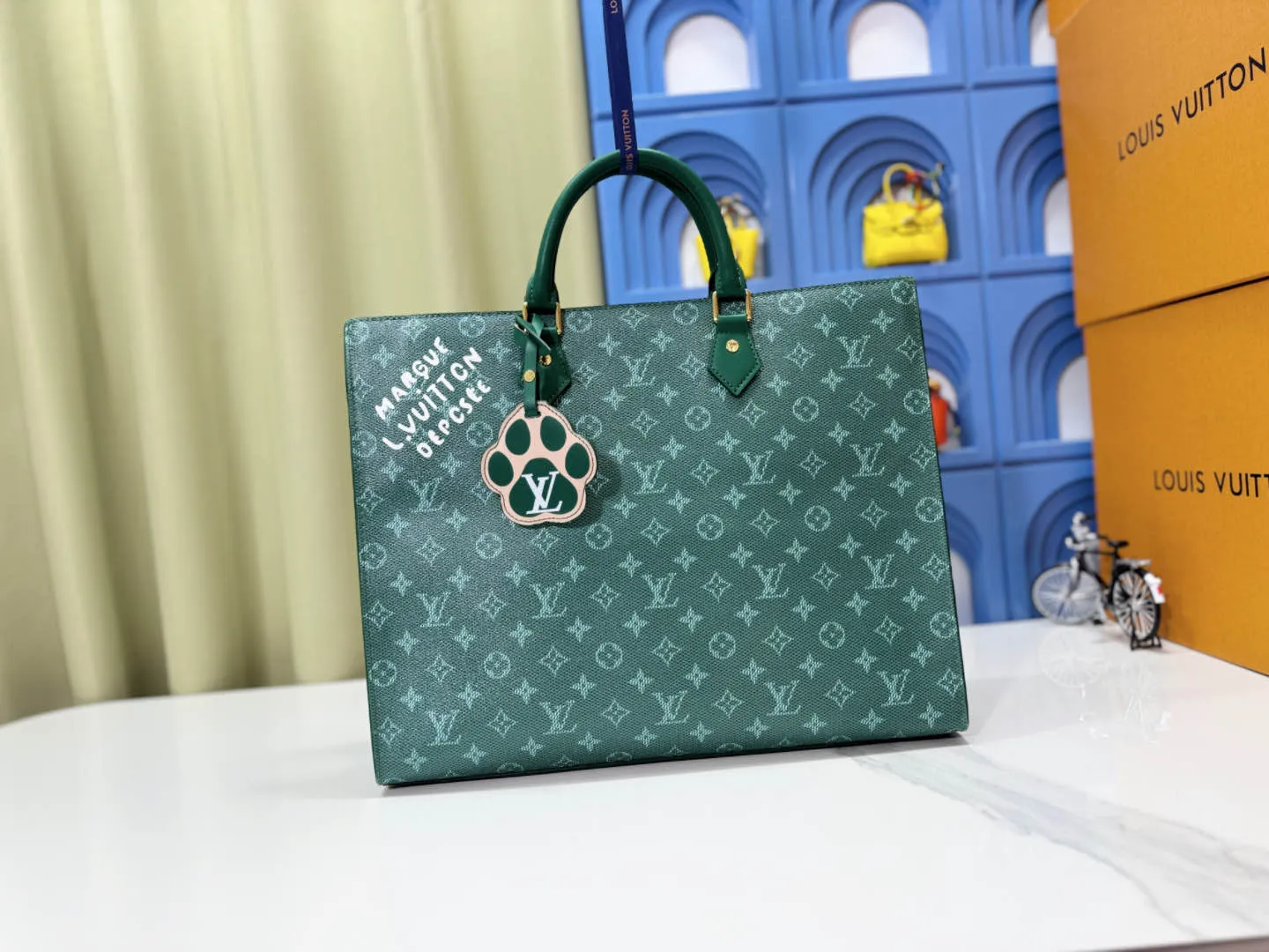 P280 Upgraded original M12683 This Sac Plat 24H handbag is made of bright Monogram Heritage canvas, and the Marque L.Vuitton Déposée logo of the original Damier canvas is transplanted here. The LV letter embossed padded bag is in the shape of a dog's paw, and the long and short handles allow for shoulder or hand carry options. Dimensions: 41.0 x 33.0 x 14.0 cm (length x height x width)