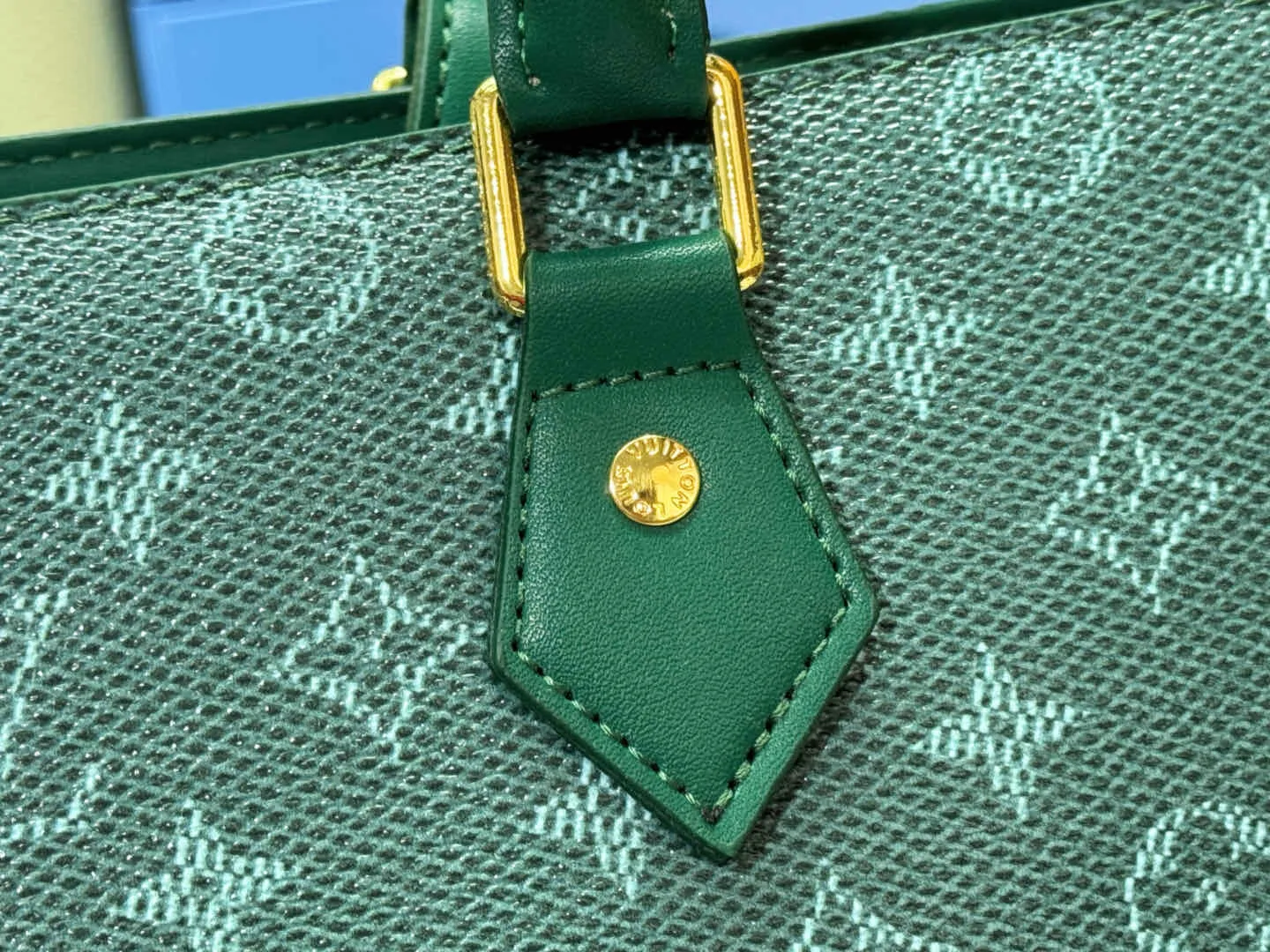 P280 Upgraded original M12683 This Sac Plat 24H handbag is made of bright Monogram Heritage canvas, and the Marque L.Vuitton Déposée logo of the original Damier canvas is transplanted here. The LV letter embossed padded bag is in the shape of a dog's paw, and the long and short handles allow for shoulder or hand carry options. Dimensions: 41.0 x 33.0 x 14.0 cm (length x height x width)