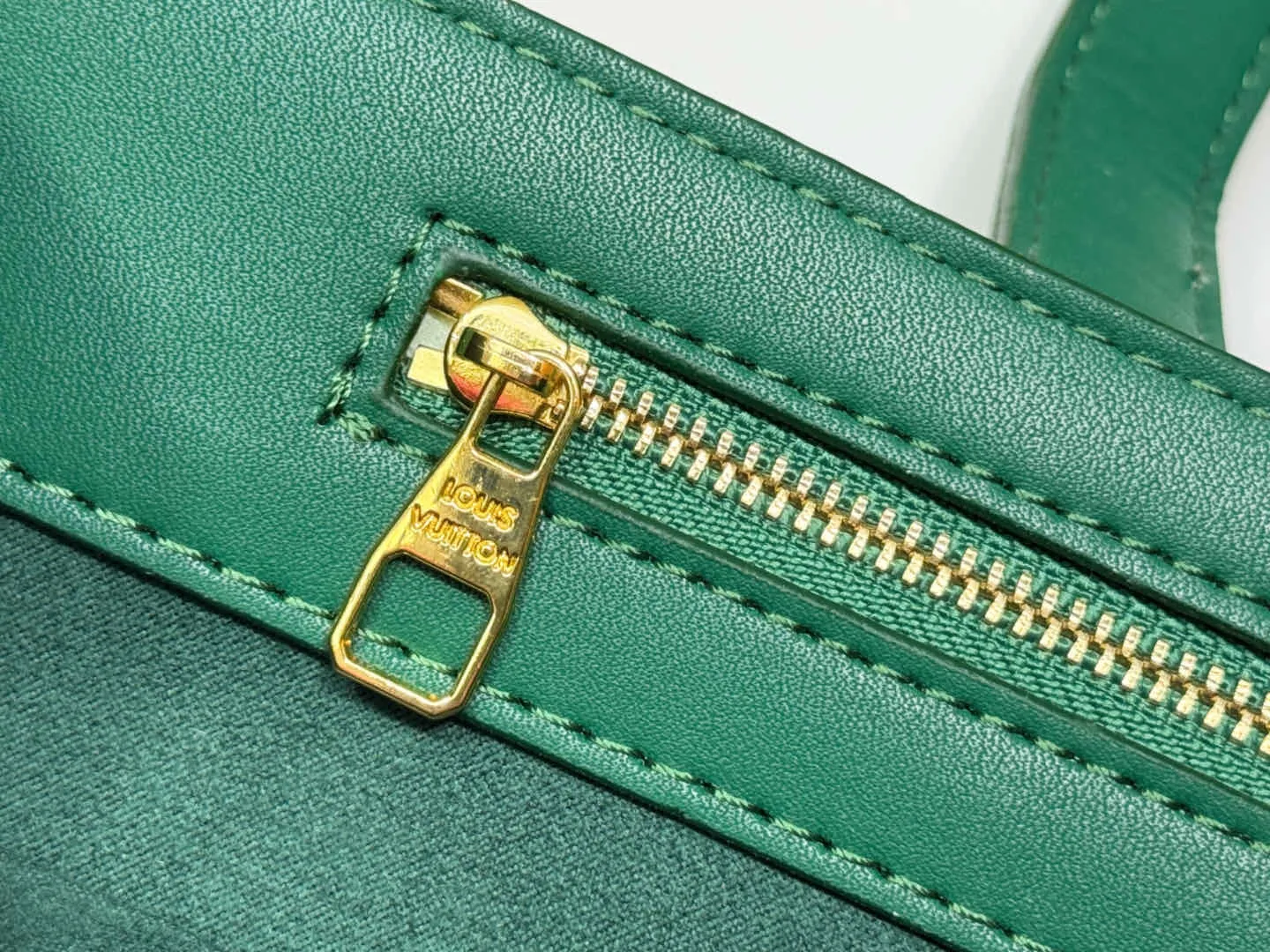 P280 Upgraded original M12683 This Sac Plat 24H handbag is made of bright Monogram Heritage canvas, and the Marque L.Vuitton Déposée logo of the original Damier canvas is transplanted here. The LV letter embossed padded bag is in the shape of a dog's paw, and the long and short handles allow for shoulder or hand carry options. Dimensions: 41.0 x 33.0 x 14.0 cm (length x height x width)