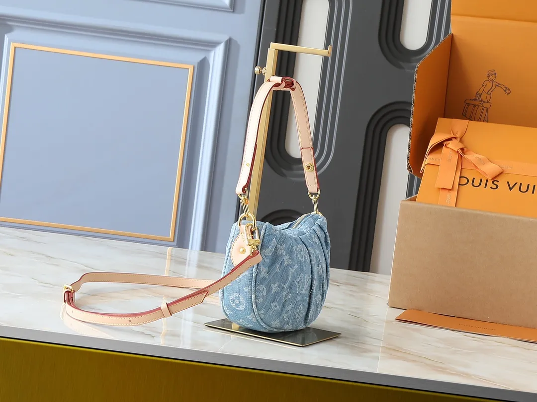 💰260💰Upgraded from the original M13571. This Pochette Valley handbag is made of Monogram cotton denim, with contrasting cow leather trim and dazzling metal parts, giving the classic design a modern style. Remove the handle and transform it into a clutch. Dimensions: 21.0 x 15.0 x 7.0 cm (length x height x width)