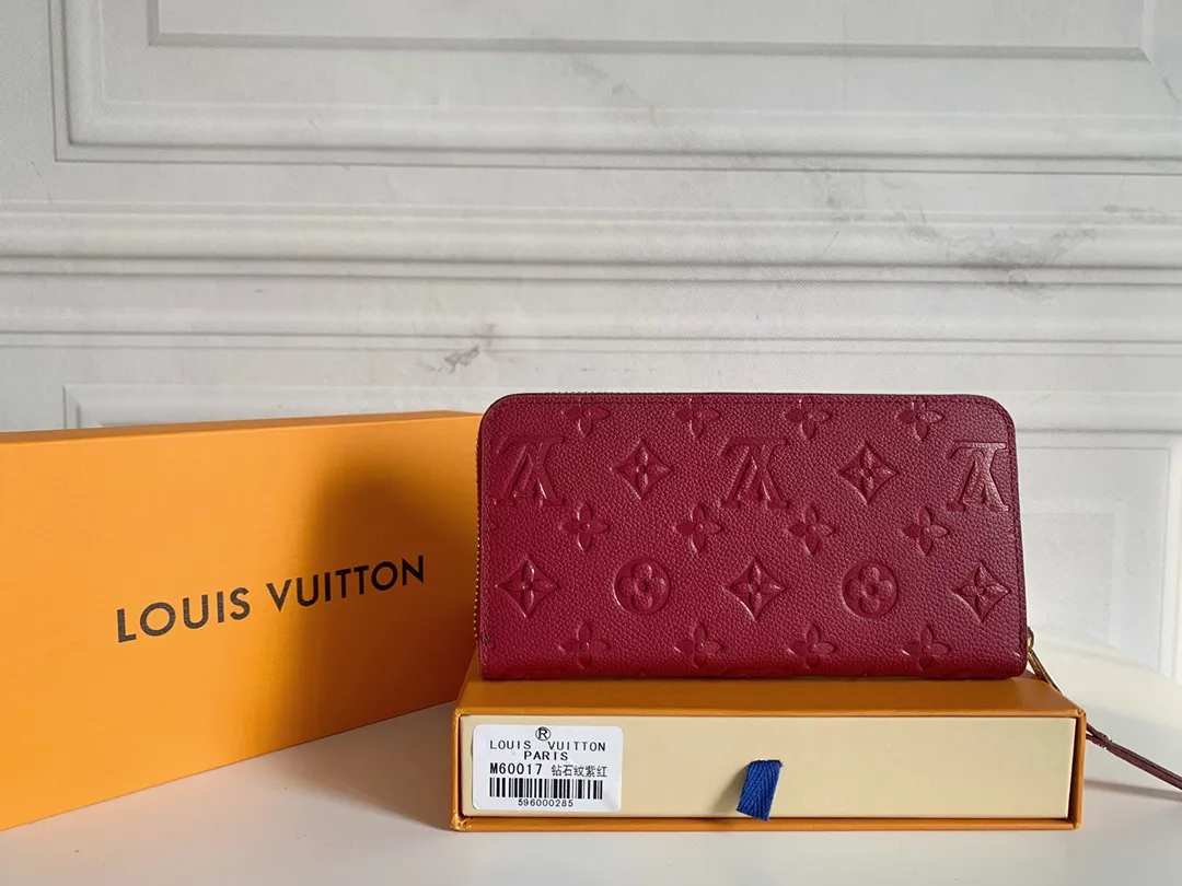 💰120 💎Upgraded original version 🇫🇷 Diamond pattern embossed material: embossed cowhide Introduction: 📢There are 8 credit card slots 3 large compartments to store banknotes Small zipper coin bag 3 flat bags to store bills 💋💋 Model: 60017 diamond pattern Model: 19x10.