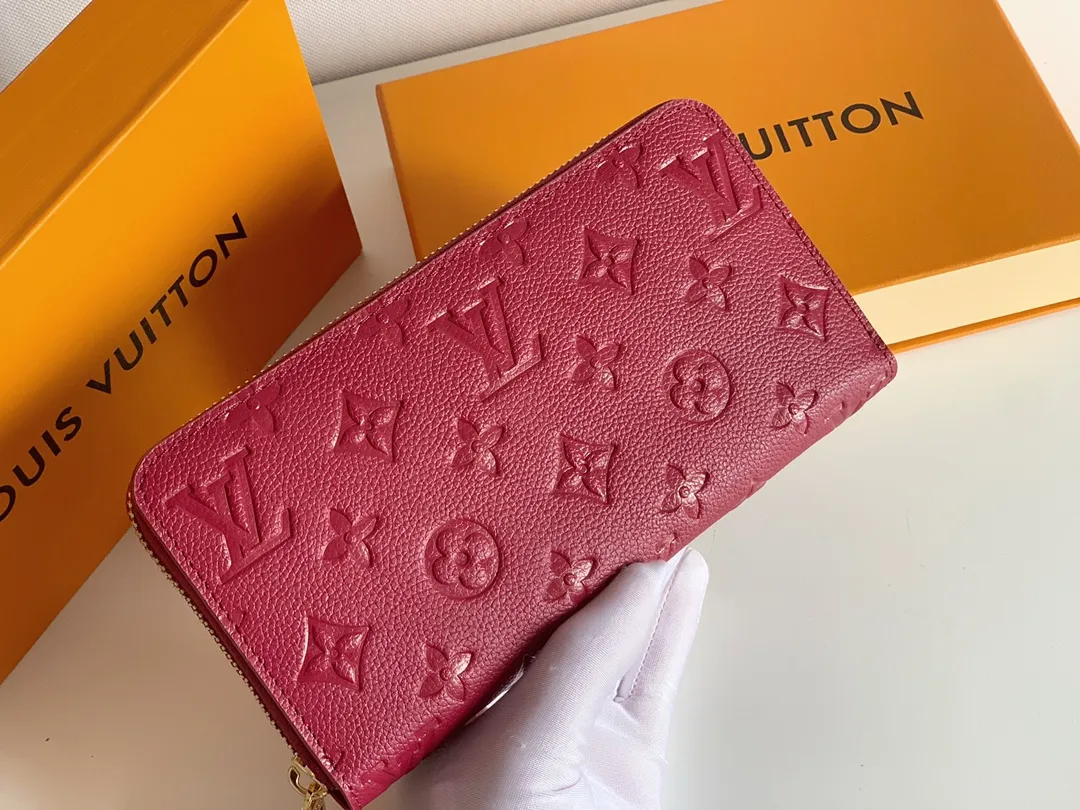 💰120 💎Upgraded original version 🇫🇷 Diamond pattern embossed material: embossed cowhide Introduction: 📢There are 8 credit card slots 3 large compartments to store banknotes Small zipper coin bag 3 flat bags to store bills 💋💋 Model: 60017 diamond pattern Model: 19x10.