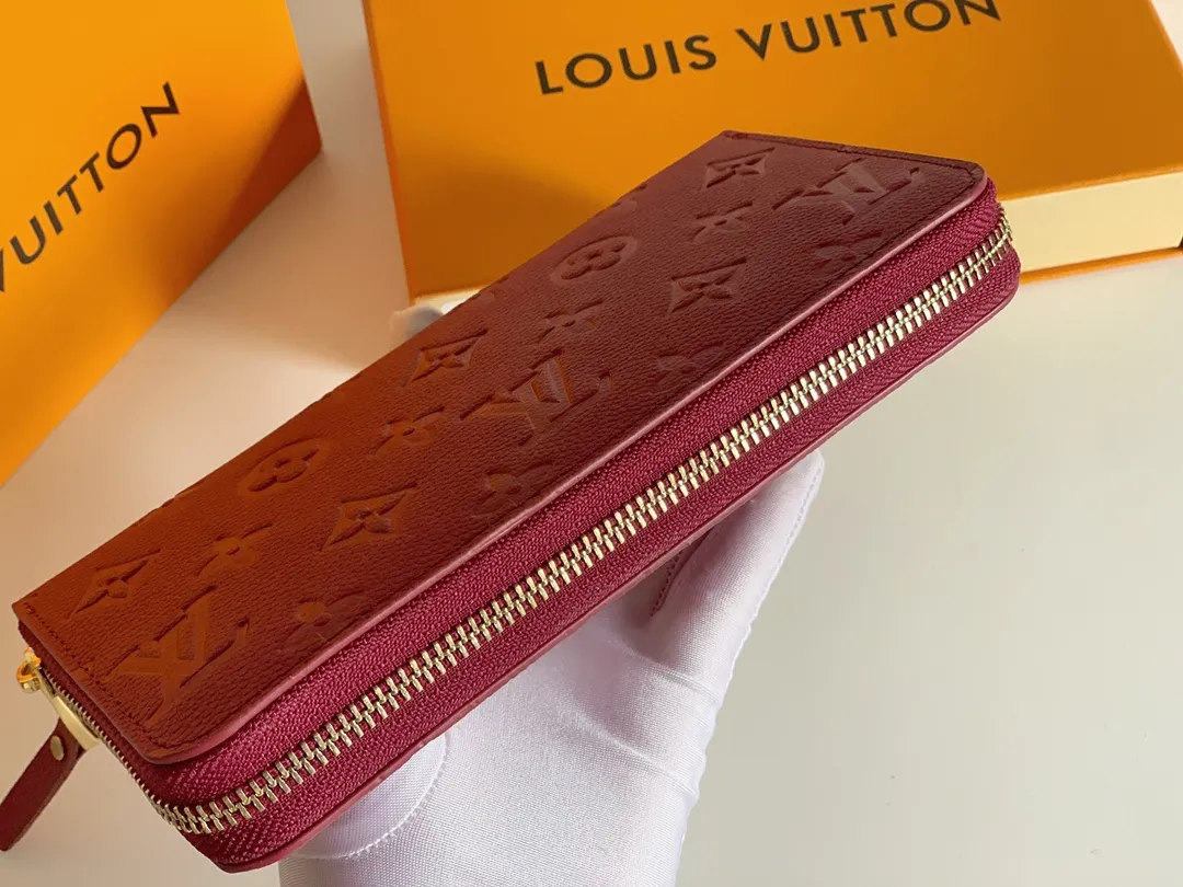 💰120 💎Upgraded original version 🇫🇷 Diamond pattern embossed material: embossed cowhide Introduction: 📢There are 8 credit card slots 3 large compartments to store banknotes Small zipper coin bag 3 flat bags to store bills 💋💋 Model: 60017 diamond pattern Model: 19x10.