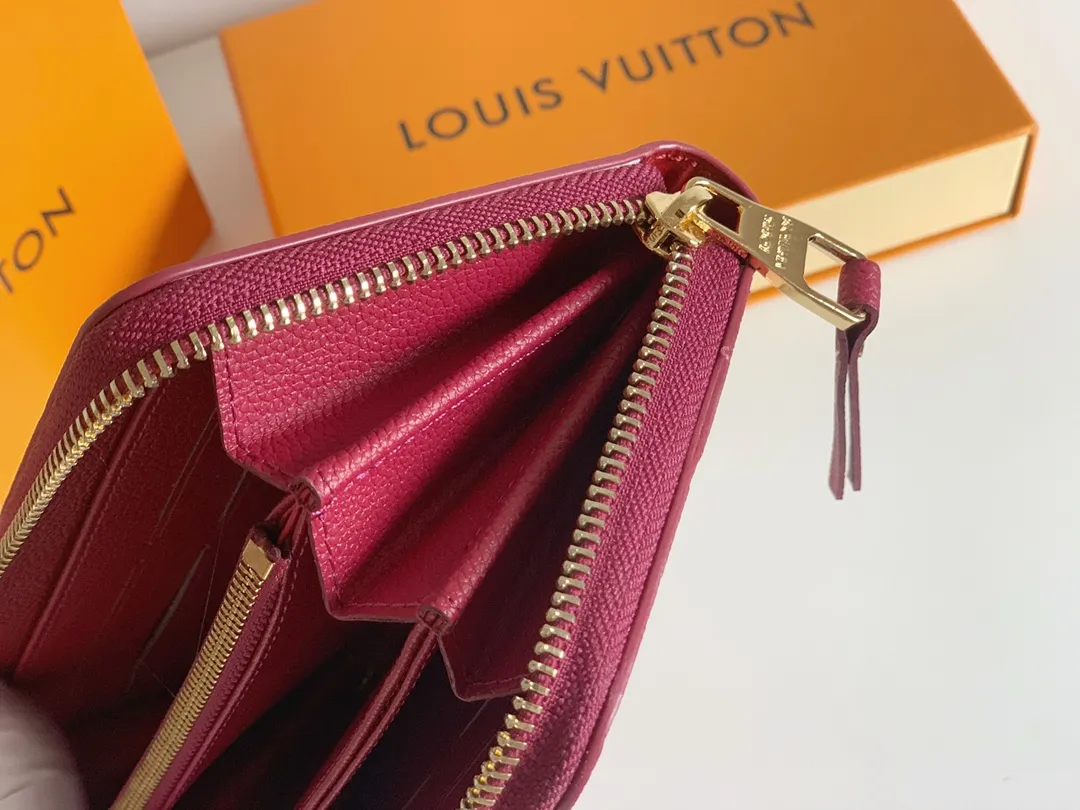 💰120 💎Upgraded original version 🇫🇷 Diamond pattern embossed material: embossed cowhide Introduction: 📢There are 8 credit card slots 3 large compartments to store banknotes Small zipper coin bag 3 flat bags to store bills 💋💋 Model: 60017 diamond pattern Model: 19x10.