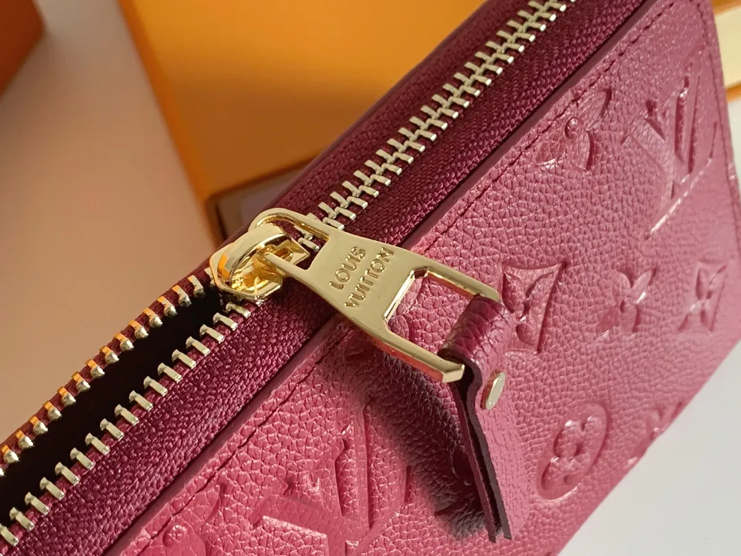 💰120 💎Upgraded original version 🇫🇷 Diamond pattern embossed material: embossed cowhide Introduction: 📢There are 8 credit card slots 3 large compartments to store banknotes Small zipper coin bag 3 flat bags to store bills 💋💋 Model: 60017 diamond pattern Model: 19x10.