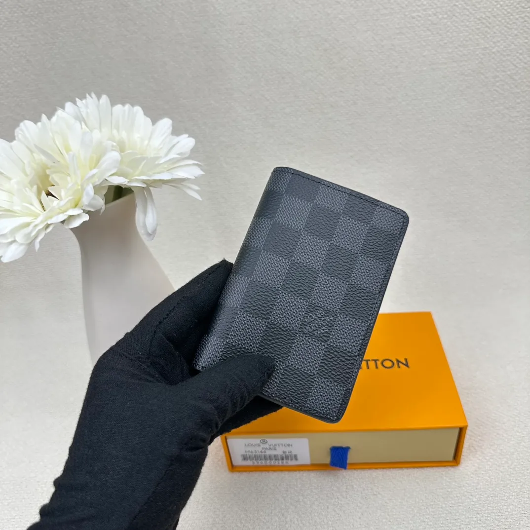 P70💰Top original version💎M63144 small card holder Louis vuitton This pocket leather wallet has seven compartments, which can hold credit cards, bus cards, business cards, and even city maps. Damier canvas, leather edge - two credit card compartments - four inner compartments - one outer compartment. Size: 7X11.