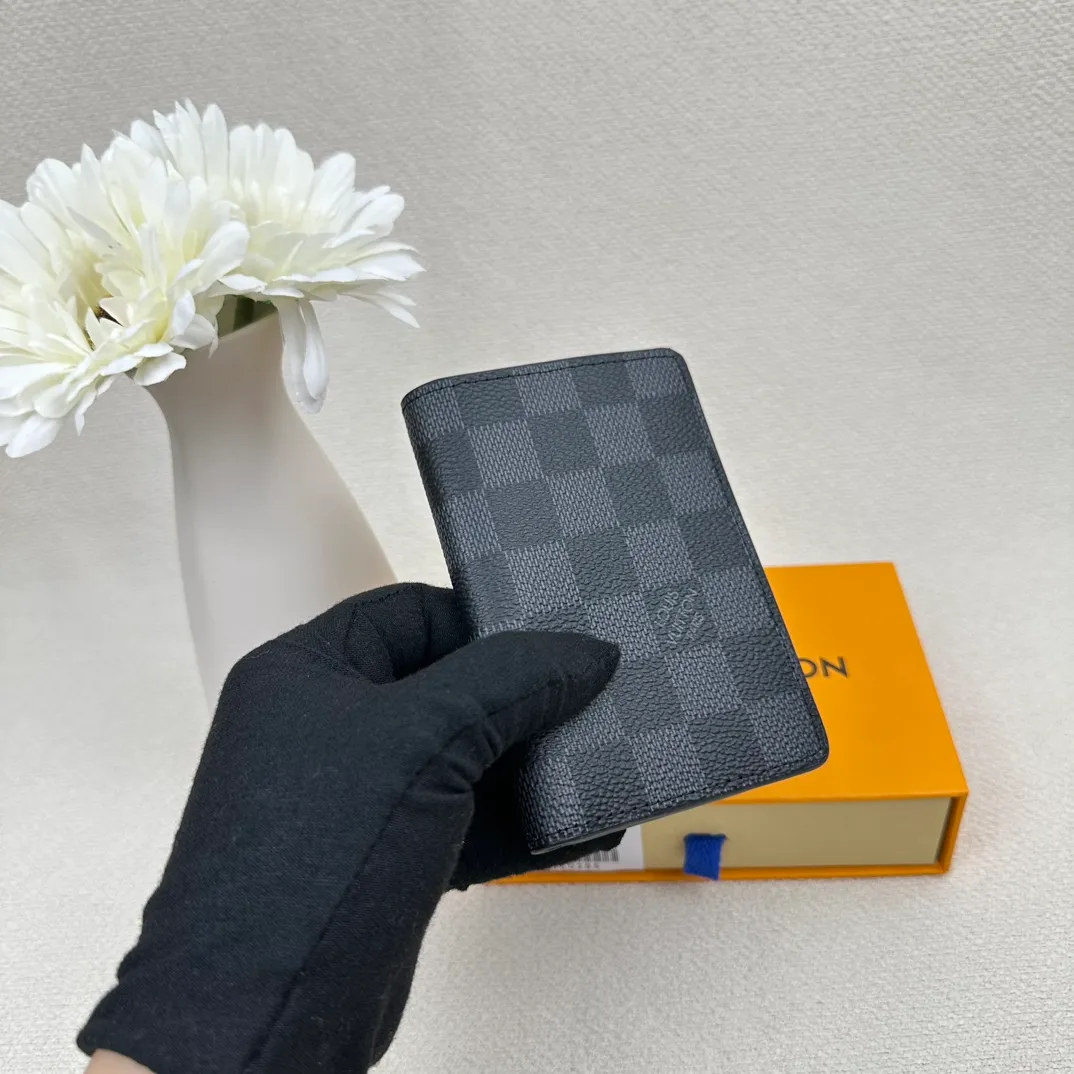 P70💰Top original version💎M63144 small card holder Louis vuitton This pocket leather wallet has seven compartments, which can hold credit cards, bus cards, business cards, and even city maps. Damier canvas, leather edge - two credit card compartments - four inner compartments - one outer compartment. Size: 7X11.
