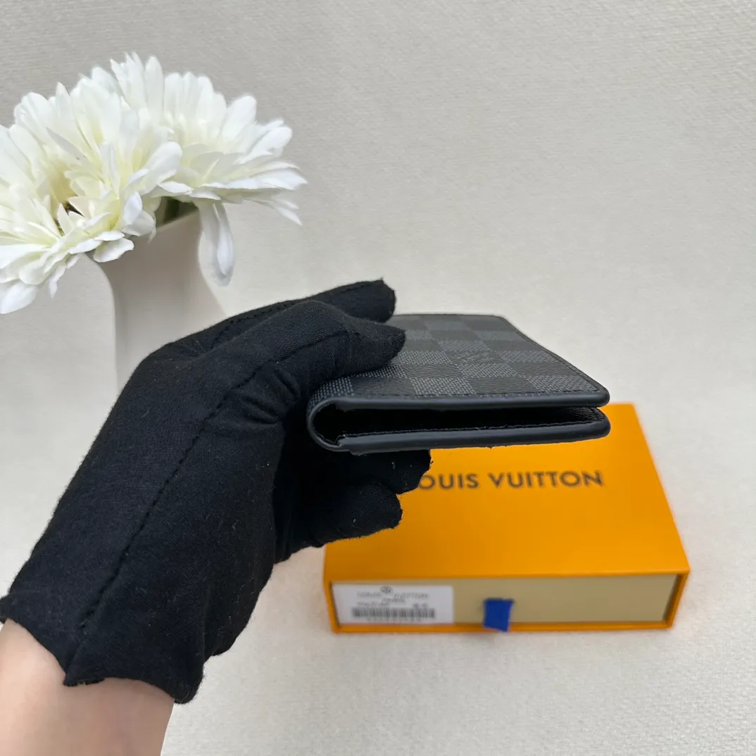 P70💰Top original version💎M63144 small card holder Louis vuitton This pocket leather wallet has seven compartments, which can hold credit cards, bus cards, business cards, and even city maps. Damier canvas, leather edge - two credit card compartments - four inner compartments - one outer compartment. Size: 7X11.