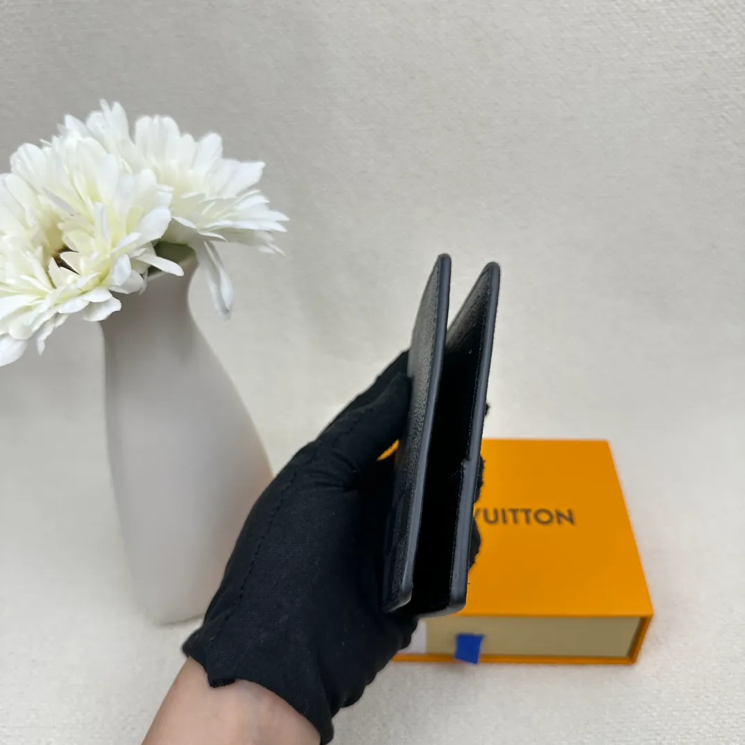 P70💰Top original version💎M63144 small card holder Louis vuitton This pocket leather wallet has seven compartments, which can hold credit cards, bus cards, business cards, and even city maps. Damier canvas, leather edge - two credit card compartments - four inner compartments - one outer compartment. Size: 7X11.