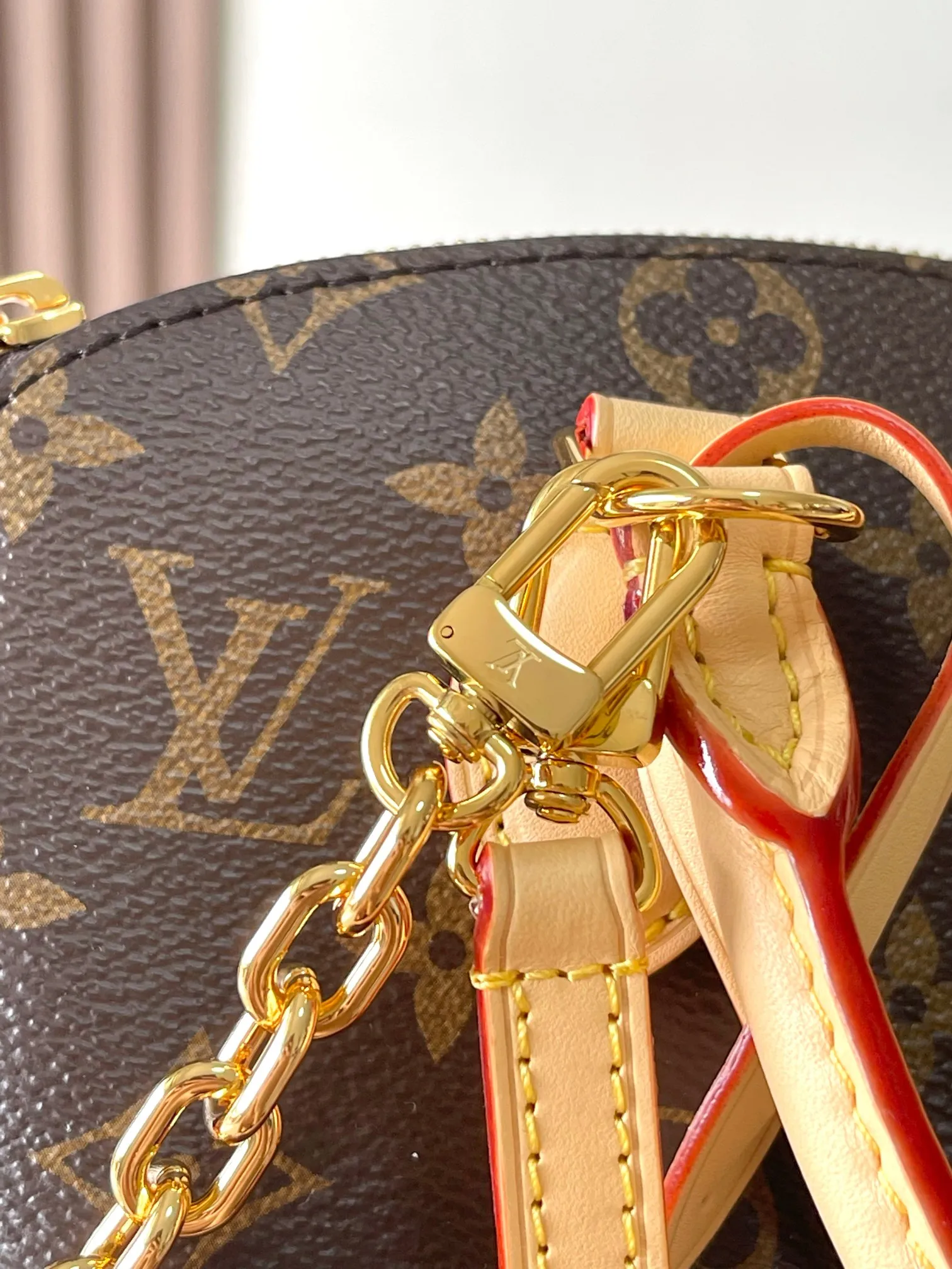 p1900 [Special grade MB chip version original leather] This Lockit BB handbag is derived from the Knick-Knack handbag in the 1960s Model: M12019 presbyopic dynamic chip version Material: A-grade all-steel hardware, imported original fabric Packaging: full set of original duty-free MB packaging Size: 15*19*7CM