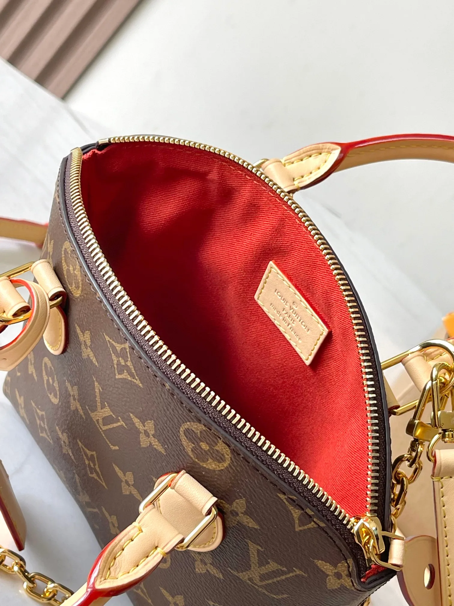 p1900 [Special grade MB chip version original leather] This Lockit BB handbag is derived from the Knick-Knack handbag in the 1960s Model: M12019 presbyopic dynamic chip version Material: A-grade all-steel hardware, imported original fabric Packaging: full set of original duty-free MB packaging Size: 15*19*7CM