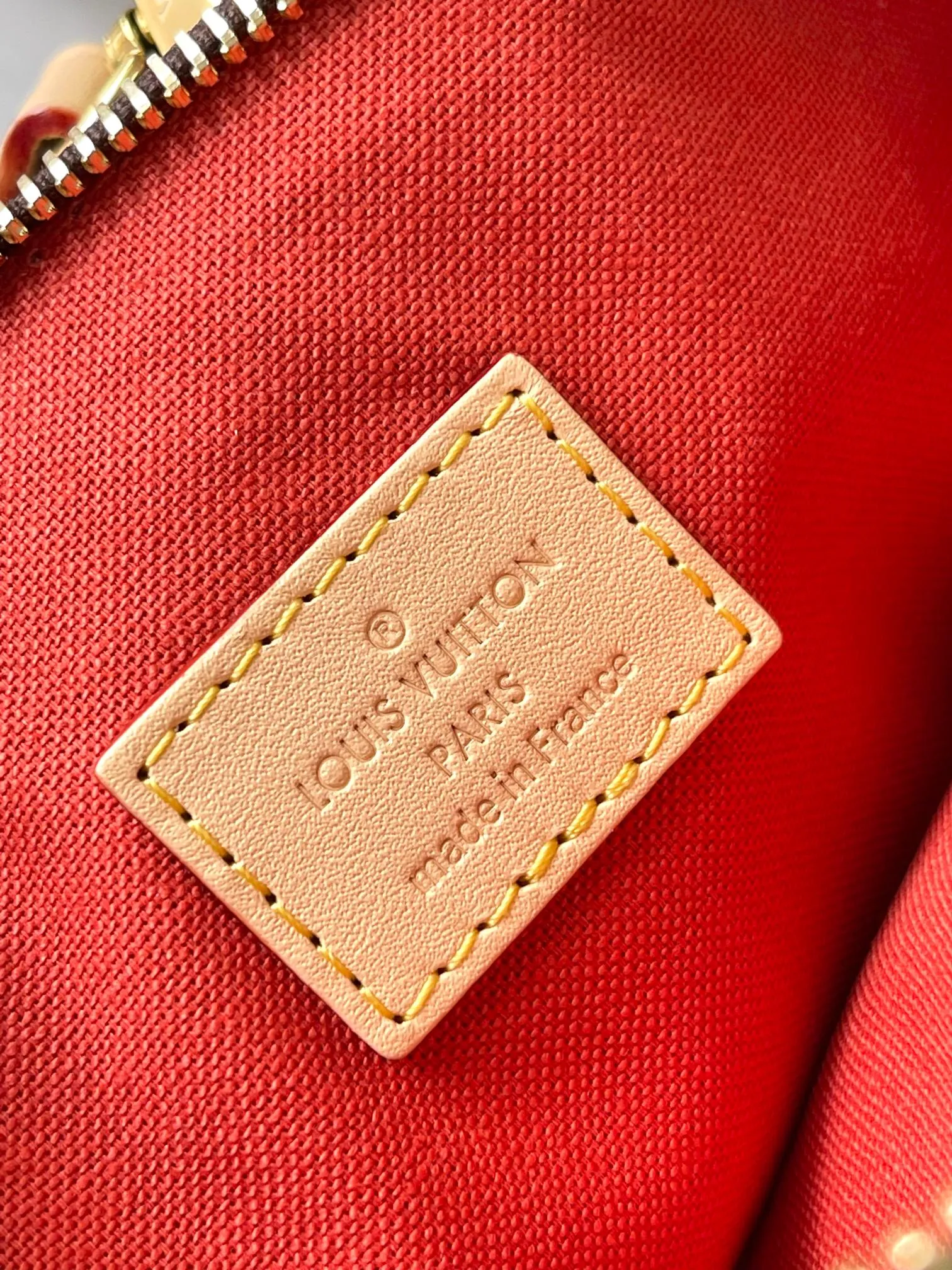 p1900 [Special grade MB chip version original leather] This Lockit BB handbag is derived from the Knick-Knack handbag in the 1960s Model: M12019 presbyopic dynamic chip version Material: A-grade all-steel hardware, imported original fabric Packaging: full set of original duty-free MB packaging Size: 15*19*7CM