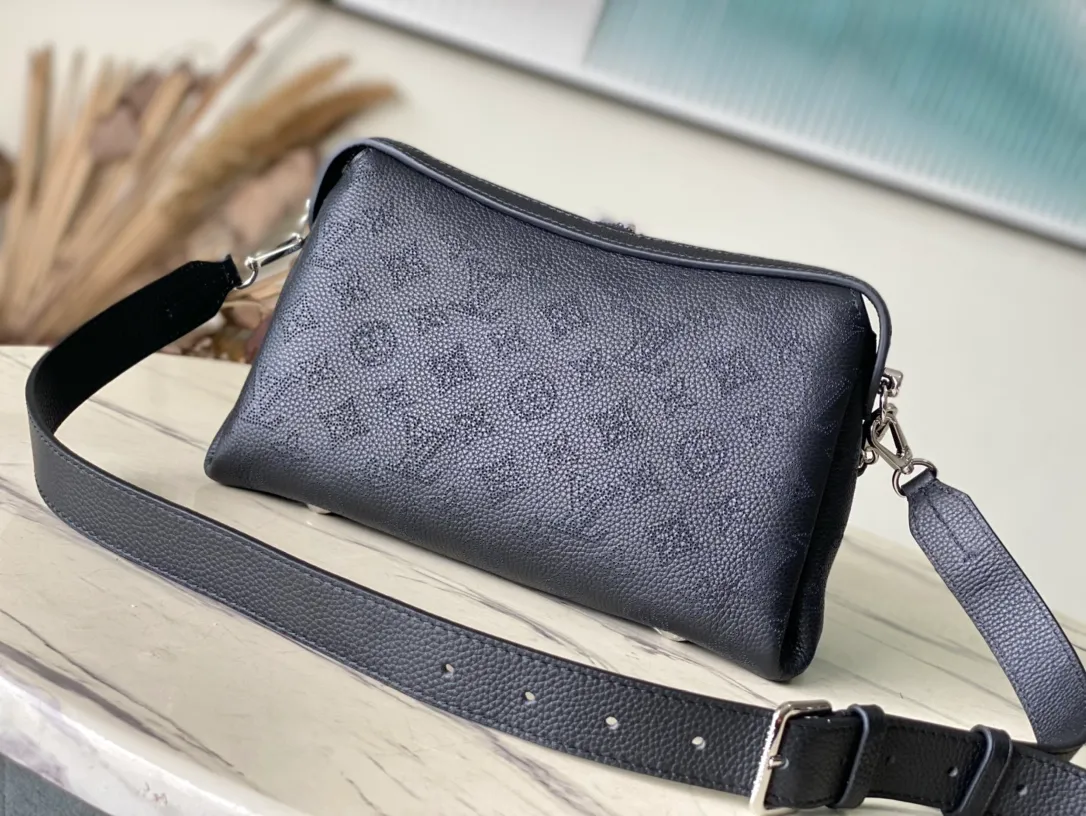 💰1220 (top layer leather) top original order M24114 black This Mahina Hand It All small handbag is made of fine perforated cow leather, with elegant drape texture to highlight the chic body wheel fan. The leather shoulder strap and chain leather braided handle are both removable. Provide a trendy choice for daily travel. Dimensions: 29 × 18 × 13 cm