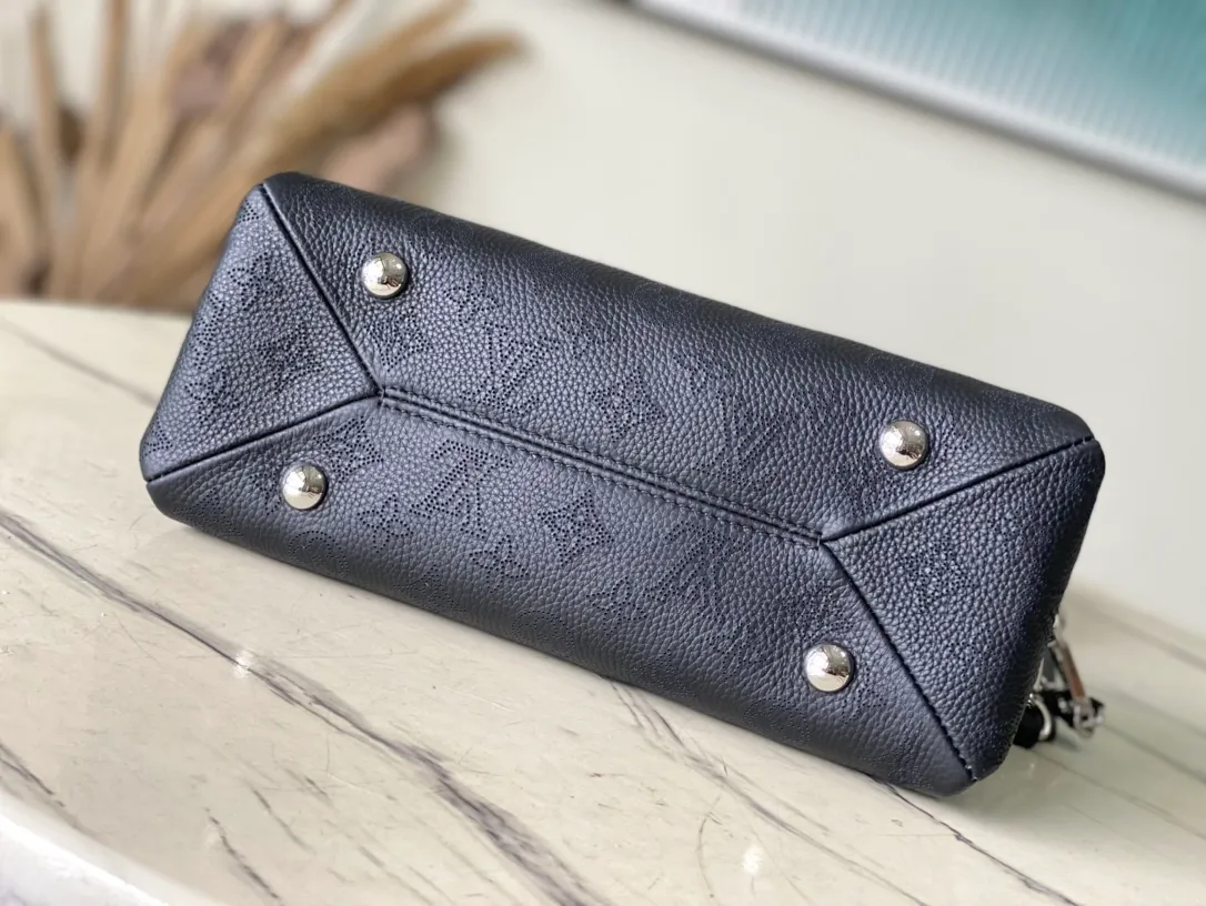 💰1220 (top layer leather) top original order M24114 black This Mahina Hand It All small handbag is made of fine perforated cow leather, with elegant drape texture to highlight the chic body wheel fan. The leather shoulder strap and chain leather braided handle are both removable. Provide a trendy choice for daily travel. Dimensions: 29 × 18 × 13 cm