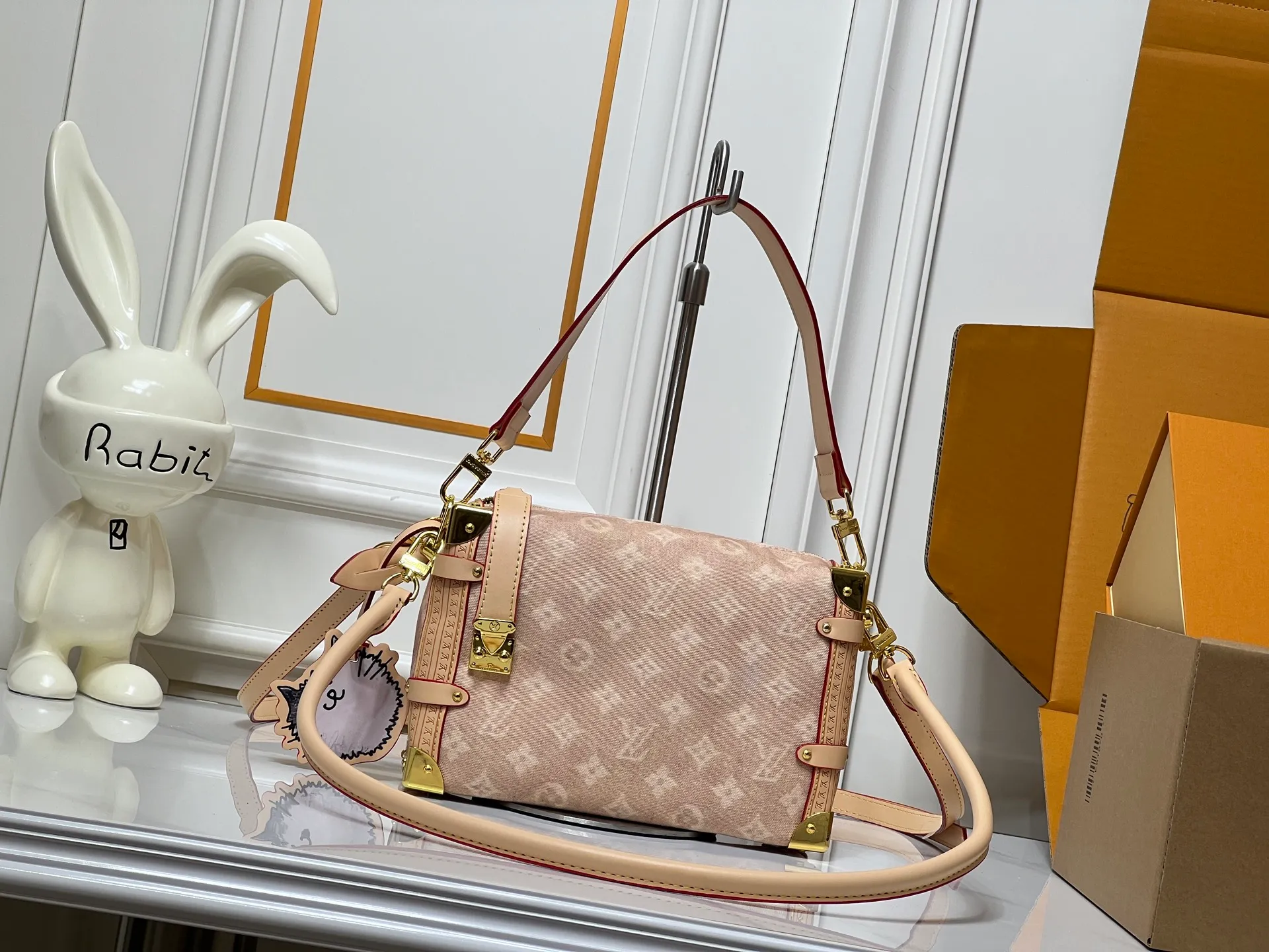 Batch 340💰M46358 M15154 A sneak peek of the actual LV September cat series!! The cat series was very popular N years ago. This year LV collaborated with Grace again, and a small part of the actual items were revealed ~ LV collaborated with stylist Grace Coddington on "Cats That Can't Wake Up". Cat Controllers Don't Miss It. Model No. 15154 #S-lock. The lock and detachable chain sparkle with gold Li Yingze. The appropriate size makes it easy to store daily items such as lipstick. Dimensions: 23.5×16x 8.5cm (lengthxheightxwidth)