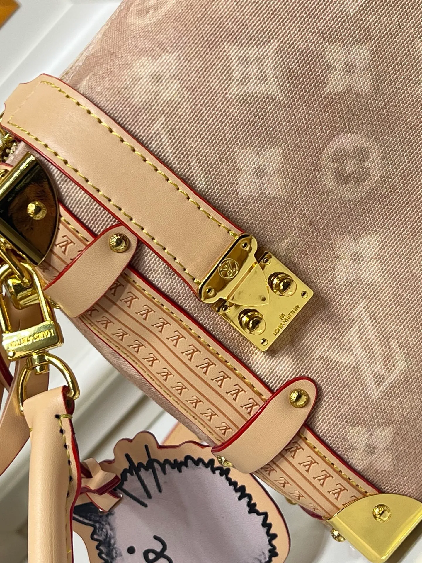 Batch 340💰M46358 M15154 A sneak peek of the actual LV September cat series!! The cat series was very popular N years ago. This year LV collaborated with Grace again, and a small part of the actual items were revealed ~ LV collaborated with stylist Grace Coddington on "Cats That Can't Wake Up". Cat Controllers Don't Miss It. Model No. 15154 #S-lock. The lock and detachable chain sparkle with gold Li Yingze. The appropriate size makes it easy to store daily items such as lipstick. Dimensions: 23.5×16x 8.5cm (lengthxheightxwidth)