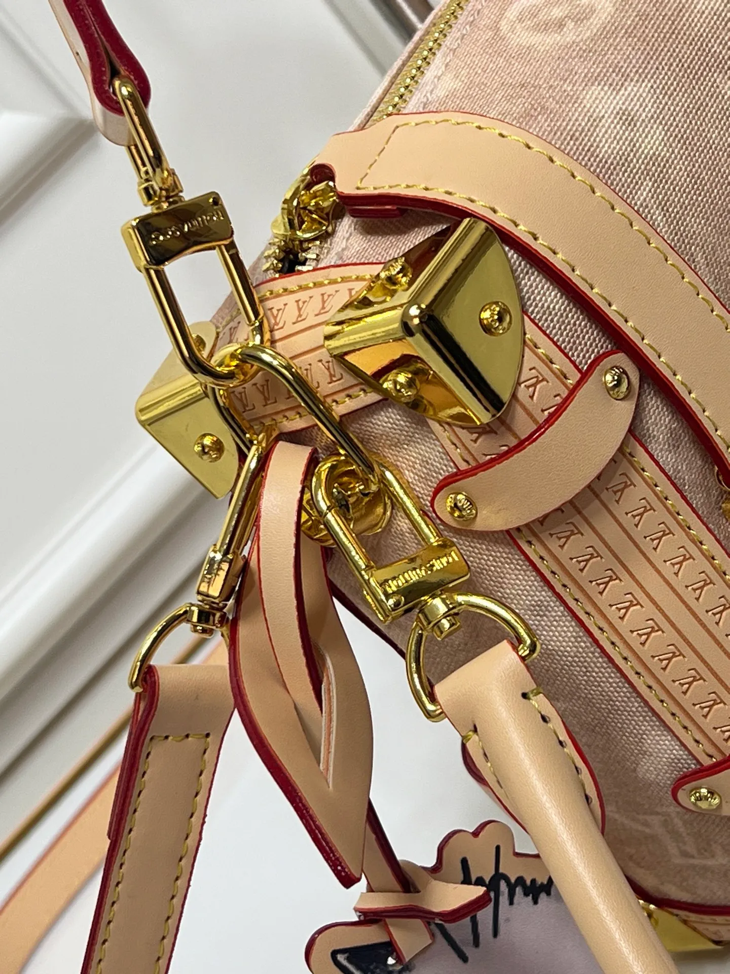 Batch 340💰M46358 M15154 A sneak peek of the actual LV September cat series!! The cat series was very popular N years ago. This year LV collaborated with Grace again, and a small part of the actual items were revealed ~ LV collaborated with stylist Grace Coddington on "Cats That Can't Wake Up". Cat Controllers Don't Miss It. Model No. 15154 #S-lock. The lock and detachable chain sparkle with gold Li Yingze. The appropriate size makes it easy to store daily items such as lipstick. Dimensions: 23.5×16x 8.5cm (lengthxheightxwidth)