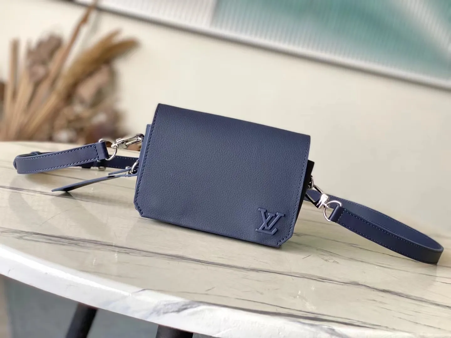 💰900 (first-grain leather) Top-quality original order M11483 Ink Blue This Fastline mini handbag is made of grained cow leather with bright metal parts. The obtuse-angled flap, unique nameplate and metal LV letters reveal the iconic tone of the LVAerogram series. Dimensions: 17.3 × 12 × 7 cm