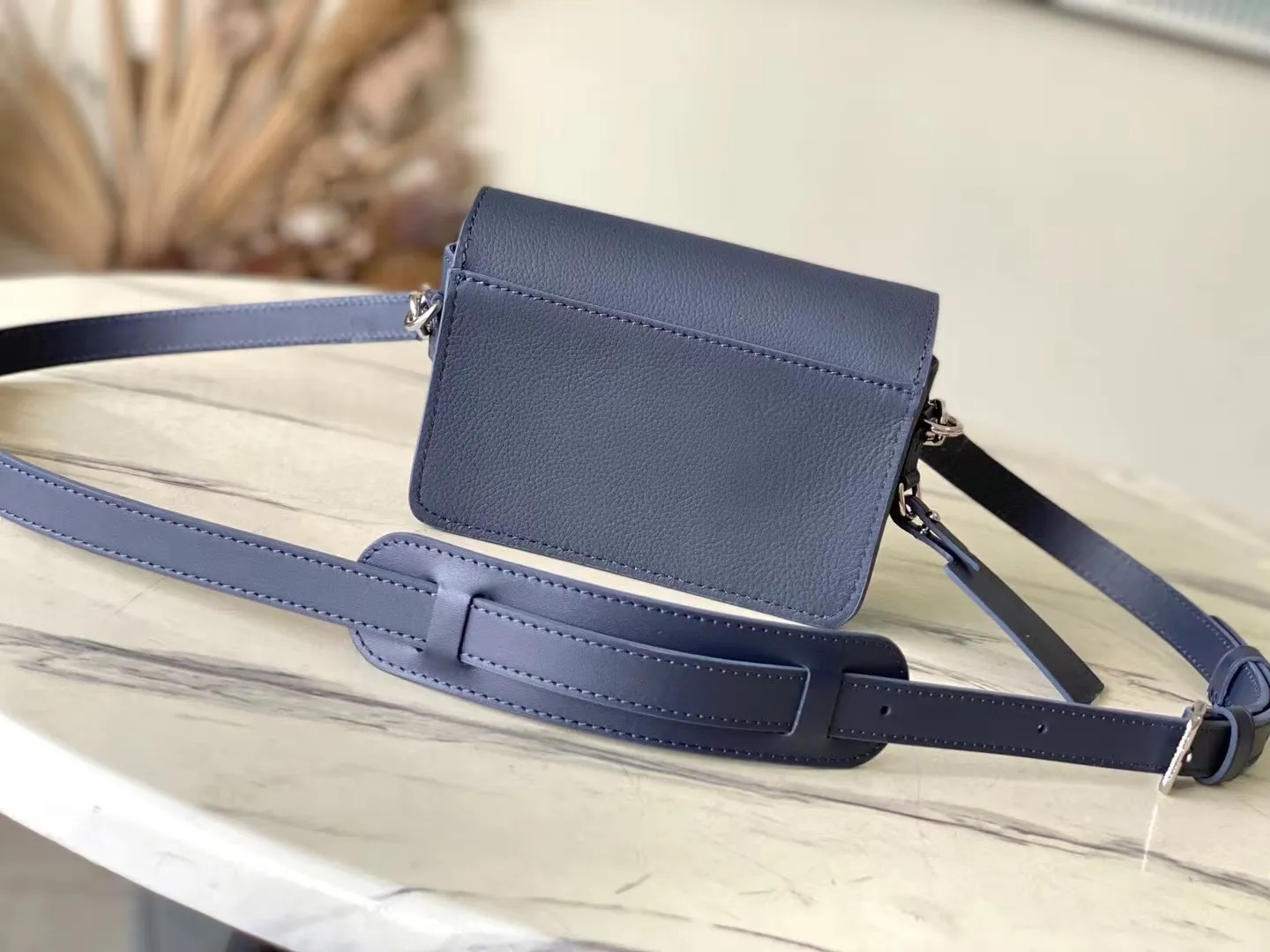 💰900 (first-grain leather) Top-quality original order M11483 Ink Blue This Fastline mini handbag is made of grained cow leather with bright metal parts. The obtuse-angled flap, unique nameplate and metal LV letters reveal the iconic tone of the LVAerogram series. Dimensions: 17.3 × 12 × 7 cm