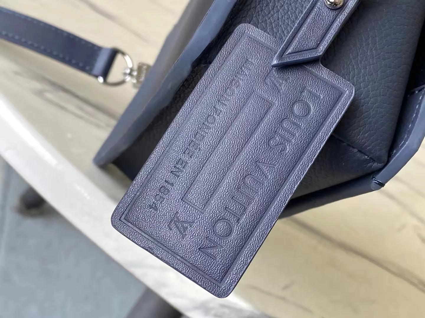 💰900 (first-grain leather) Top-quality original order M11483 Ink Blue This Fastline mini handbag is made of grained cow leather with bright metal parts. The obtuse-angled flap, unique nameplate and metal LV letters reveal the iconic tone of the LVAerogram series. Dimensions: 17.3 × 12 × 7 cm