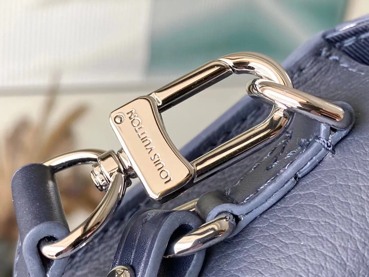 💰900 (first-grain leather) Top-quality original order M11483 Ink Blue This Fastline mini handbag is made of grained cow leather with bright metal parts. The obtuse-angled flap, unique nameplate and metal LV letters reveal the iconic tone of the LVAerogram series. Dimensions: 17.3 × 12 × 7 cm