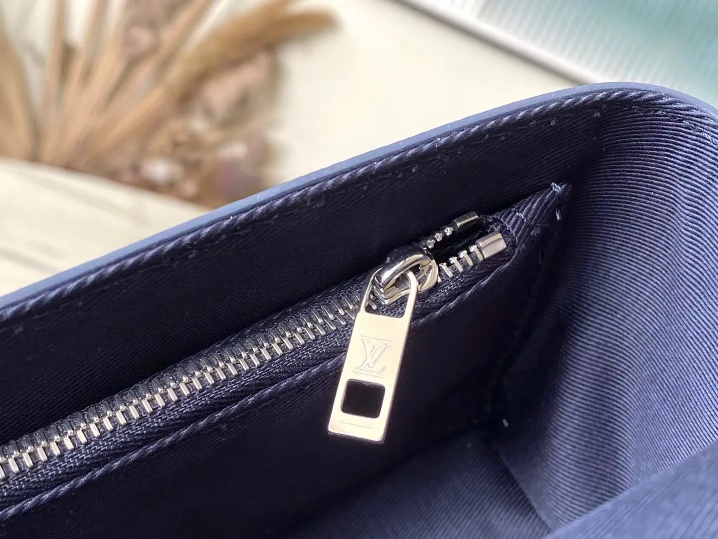 💰900 (first-grain leather) Top-quality original order M11483 Ink Blue This Fastline mini handbag is made of grained cow leather with bright metal parts. The obtuse-angled flap, unique nameplate and metal LV letters reveal the iconic tone of the LVAerogram series. Dimensions: 17.3 × 12 × 7 cm