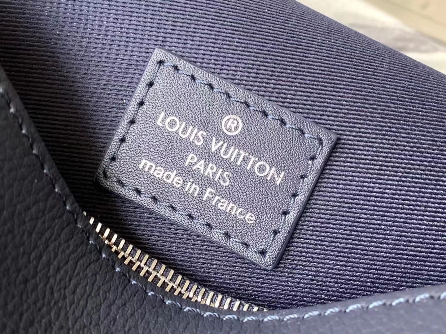 💰900 (first-grain leather) Top-quality original order M11483 Ink Blue This Fastline mini handbag is made of grained cow leather with bright metal parts. The obtuse-angled flap, unique nameplate and metal LV letters reveal the iconic tone of the LVAerogram series. Dimensions: 17.3 × 12 × 7 cm