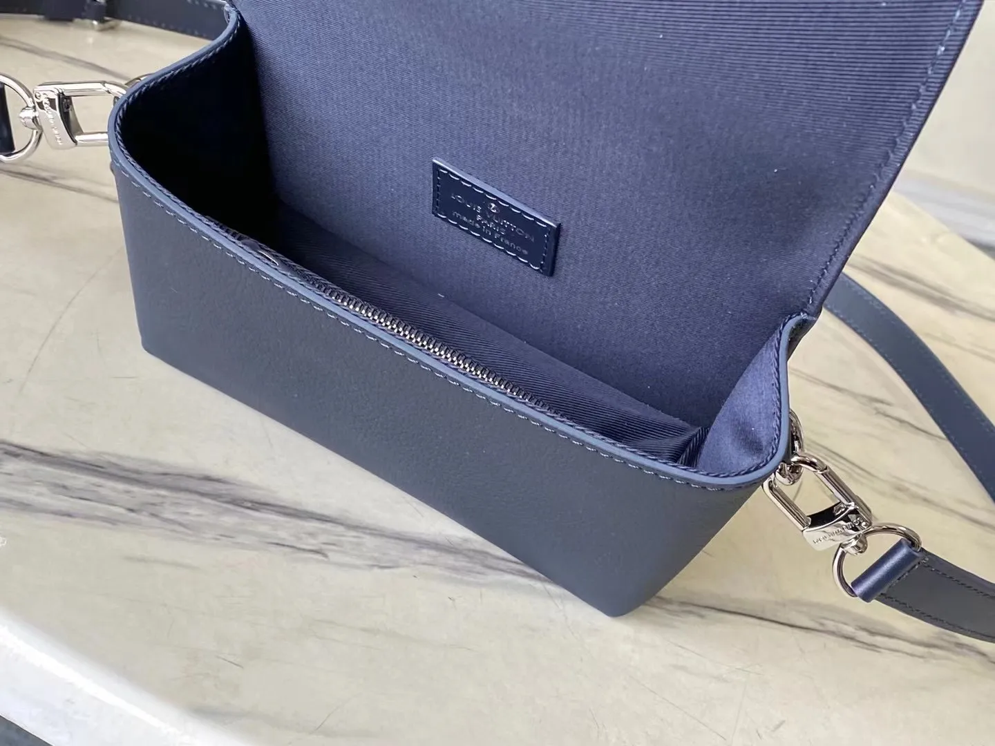 💰900 (first-grain leather) Top-quality original order M11483 Ink Blue This Fastline mini handbag is made of grained cow leather with bright metal parts. The obtuse-angled flap, unique nameplate and metal LV letters reveal the iconic tone of the LVAerogram series. Dimensions: 17.3 × 12 × 7 cm