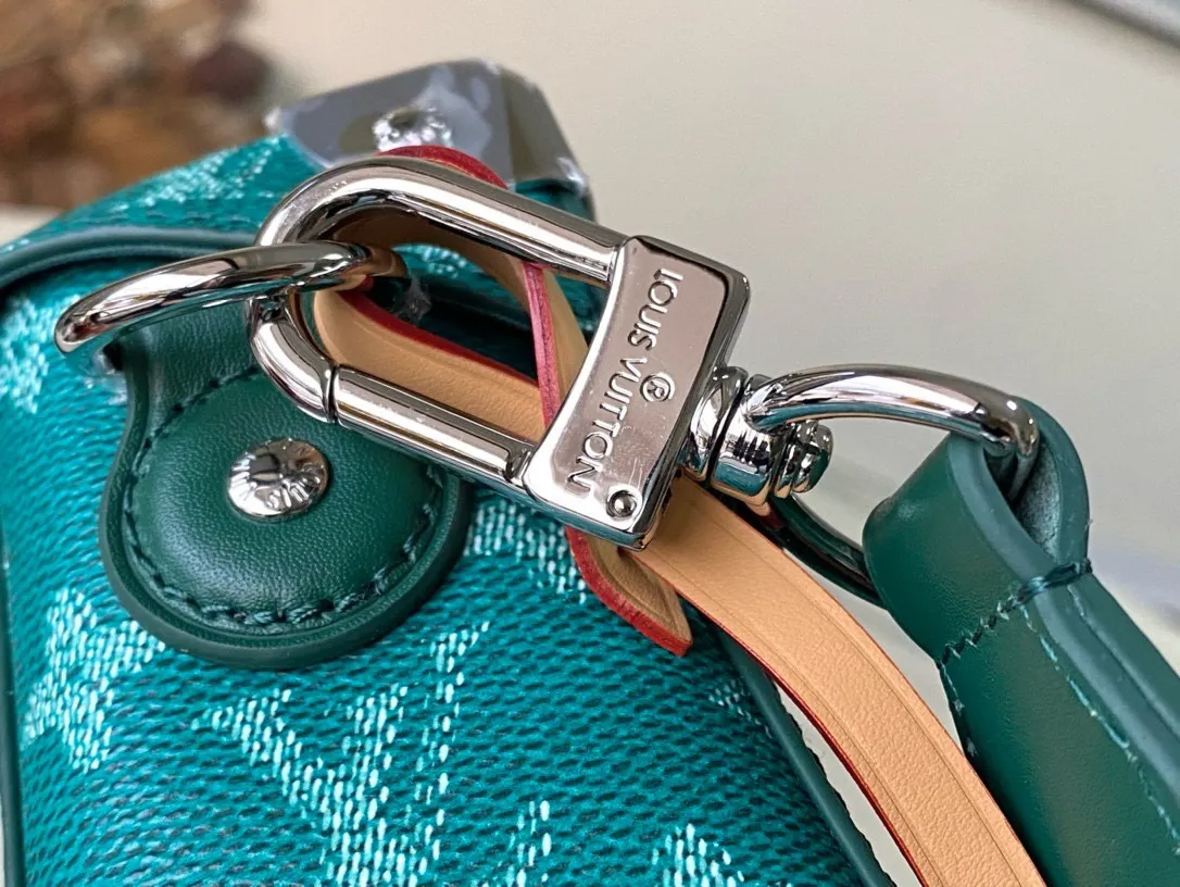 💰1240 Top Original M12686 This Soul Trunk handbag is made of Monogram Eclipse canvas, with a soft and close-fitting compact structure for comfortable cross-body wear. Reinforced corners, leather details and a Tumbler lock add to the collection's identity. 19 x 15 x 7 cm (length x height x width)