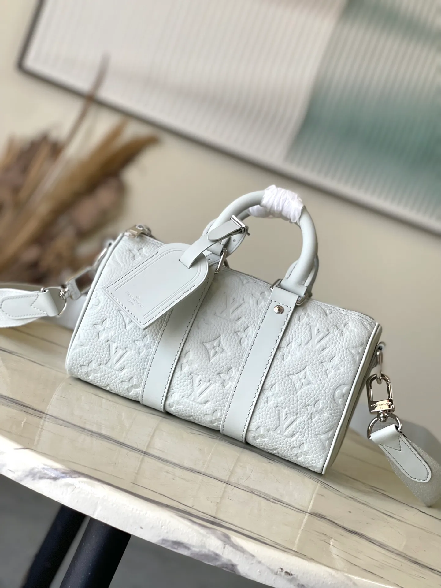 💰1080 (top layer leather) top original M23163 gray green full leather This Keepall Bandoulière 25 handbag is made of Monogram embossed grain Taurillon leather to create an urban travel design. Leather side straps and leather top handles are signature elements of the Keepall collection, while wide textile shoulder straps in the signature texture can be removed or adjusted at will. Detailed features25 x 15 x 11 cm (length x height x width)