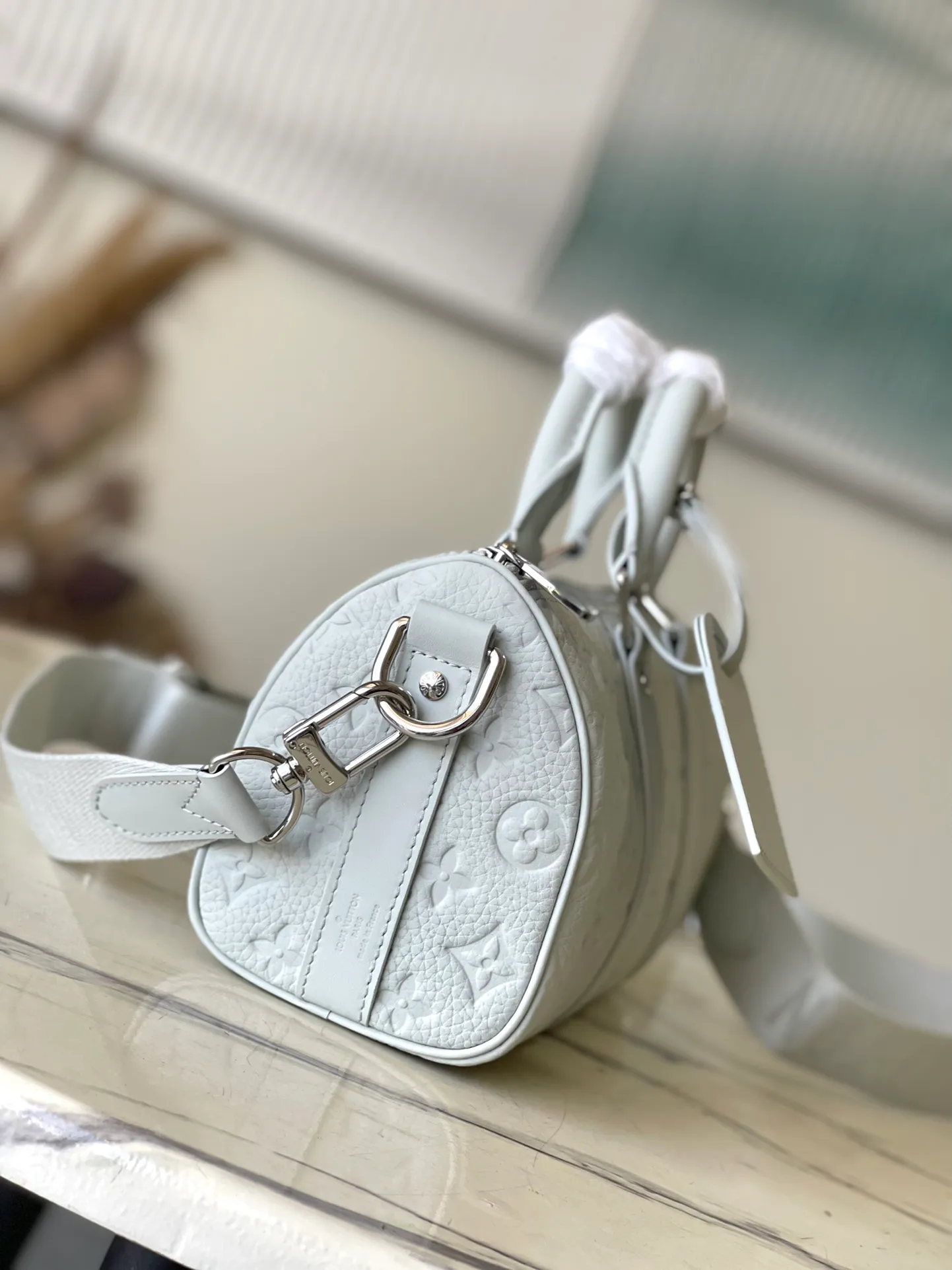 💰1080 (top layer leather) top original M23163 gray green full leather This Keepall Bandoulière 25 handbag is made of Monogram embossed grain Taurillon leather to create an urban travel design. Leather side straps and leather top handles are signature elements of the Keepall collection, while wide textile shoulder straps in the signature texture can be removed or adjusted at will. Detailed features25 x 15 x 11 cm (length x height x width)