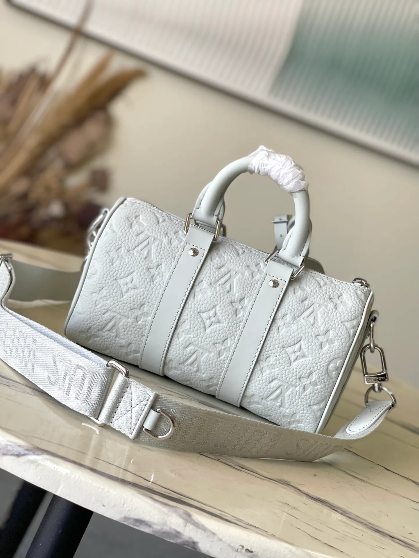 💰1080 (top layer leather) top original M23163 gray green full leather This Keepall Bandoulière 25 handbag is made of Monogram embossed grain Taurillon leather to create an urban travel design. Leather side straps and leather top handles are signature elements of the Keepall collection, while wide textile shoulder straps in the signature texture can be removed or adjusted at will. Detailed features25 x 15 x 11 cm (length x height x width)