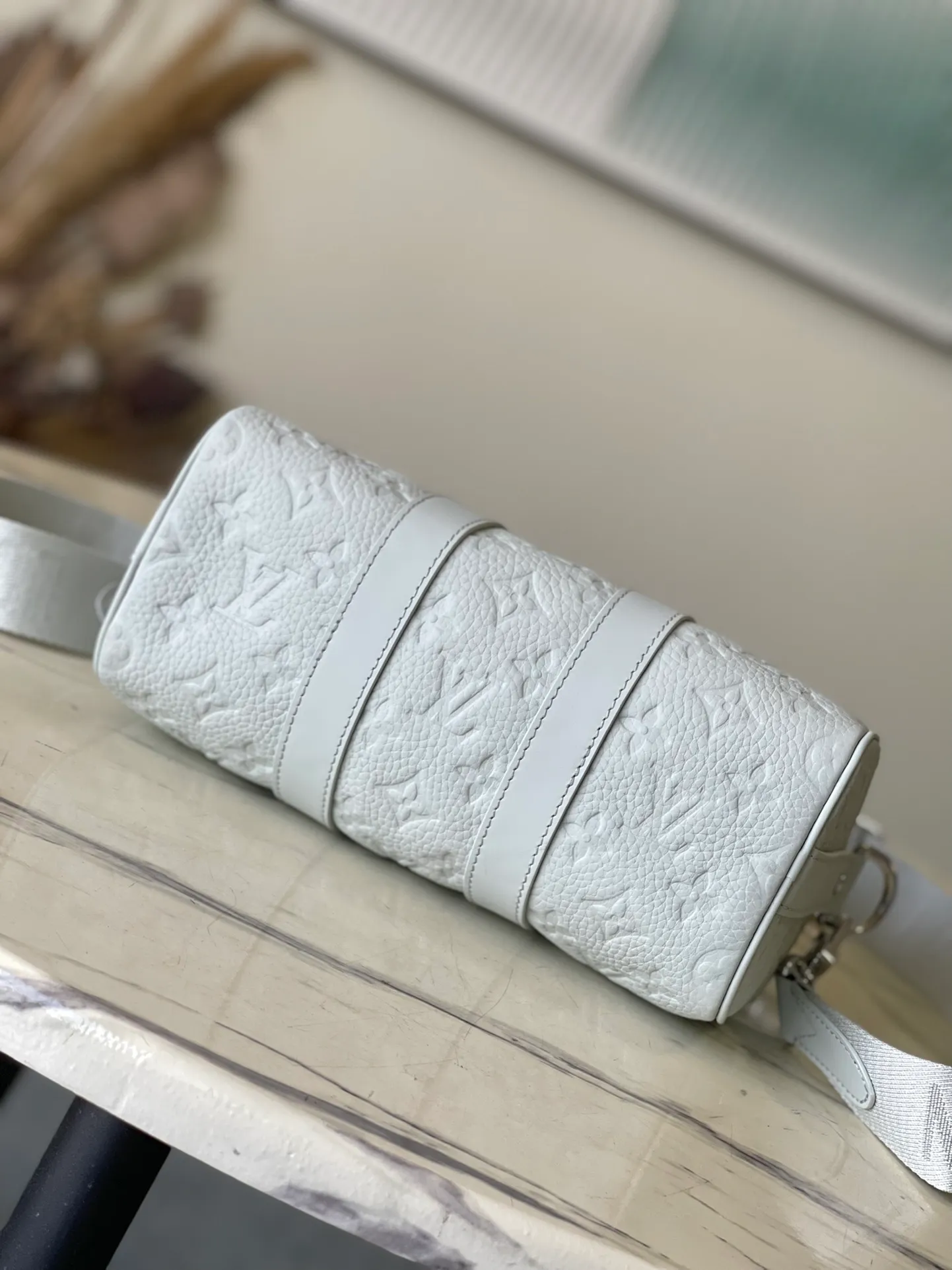 💰1080 (top layer leather) top original M23163 gray green full leather This Keepall Bandoulière 25 handbag is made of Monogram embossed grain Taurillon leather to create an urban travel design. Leather side straps and leather top handles are signature elements of the Keepall collection, while wide textile shoulder straps in the signature texture can be removed or adjusted at will. Detailed features25 x 15 x 11 cm (length x height x width)