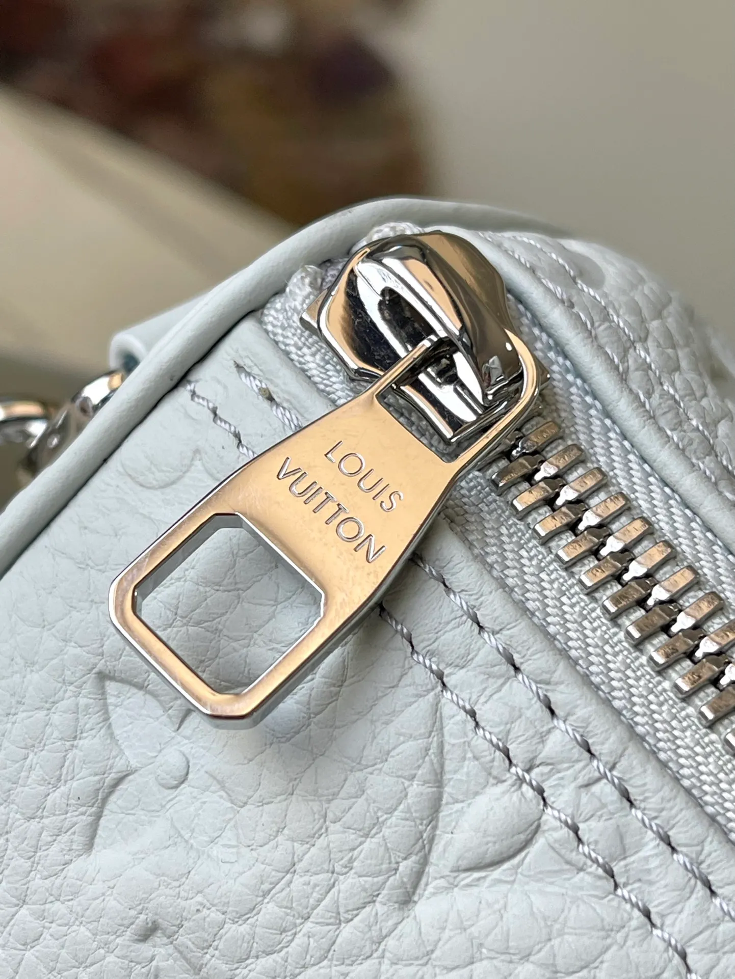 💰1080 (top layer leather) top original M23163 gray green full leather This Keepall Bandoulière 25 handbag is made of Monogram embossed grain Taurillon leather to create an urban travel design. Leather side straps and leather top handles are signature elements of the Keepall collection, while wide textile shoulder straps in the signature texture can be removed or adjusted at will. Detailed features25 x 15 x 11 cm (length x height x width)