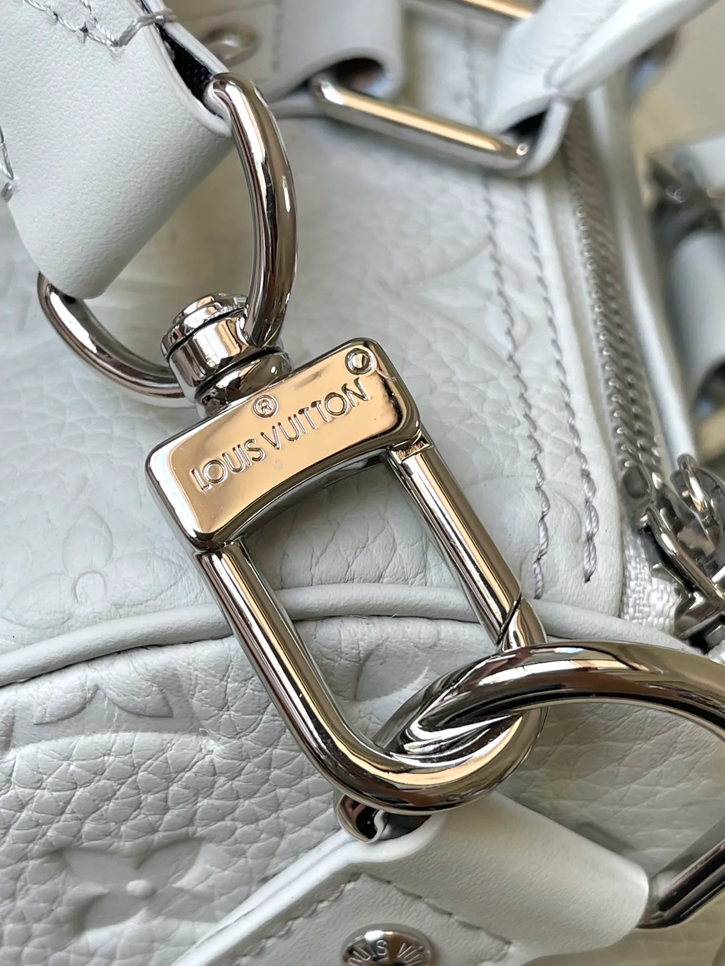 💰1080 (top layer leather) top original M23163 gray green full leather This Keepall Bandoulière 25 handbag is made of Monogram embossed grain Taurillon leather to create an urban travel design. Leather side straps and leather top handles are signature elements of the Keepall collection, while wide textile shoulder straps in the signature texture can be removed or adjusted at will. Detailed features25 x 15 x 11 cm (length x height x width)
