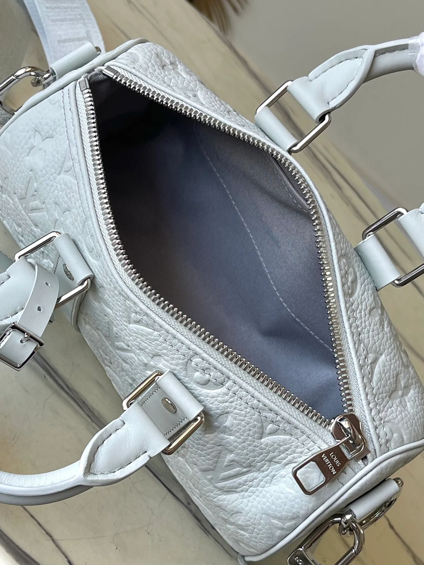 💰1080 (top layer leather) top original M23163 gray green full leather This Keepall Bandoulière 25 handbag is made of Monogram embossed grain Taurillon leather to create an urban travel design. Leather side straps and leather top handles are signature elements of the Keepall collection, while wide textile shoulder straps in the signature texture can be removed or adjusted at will. Detailed features25 x 15 x 11 cm (length x height x width)