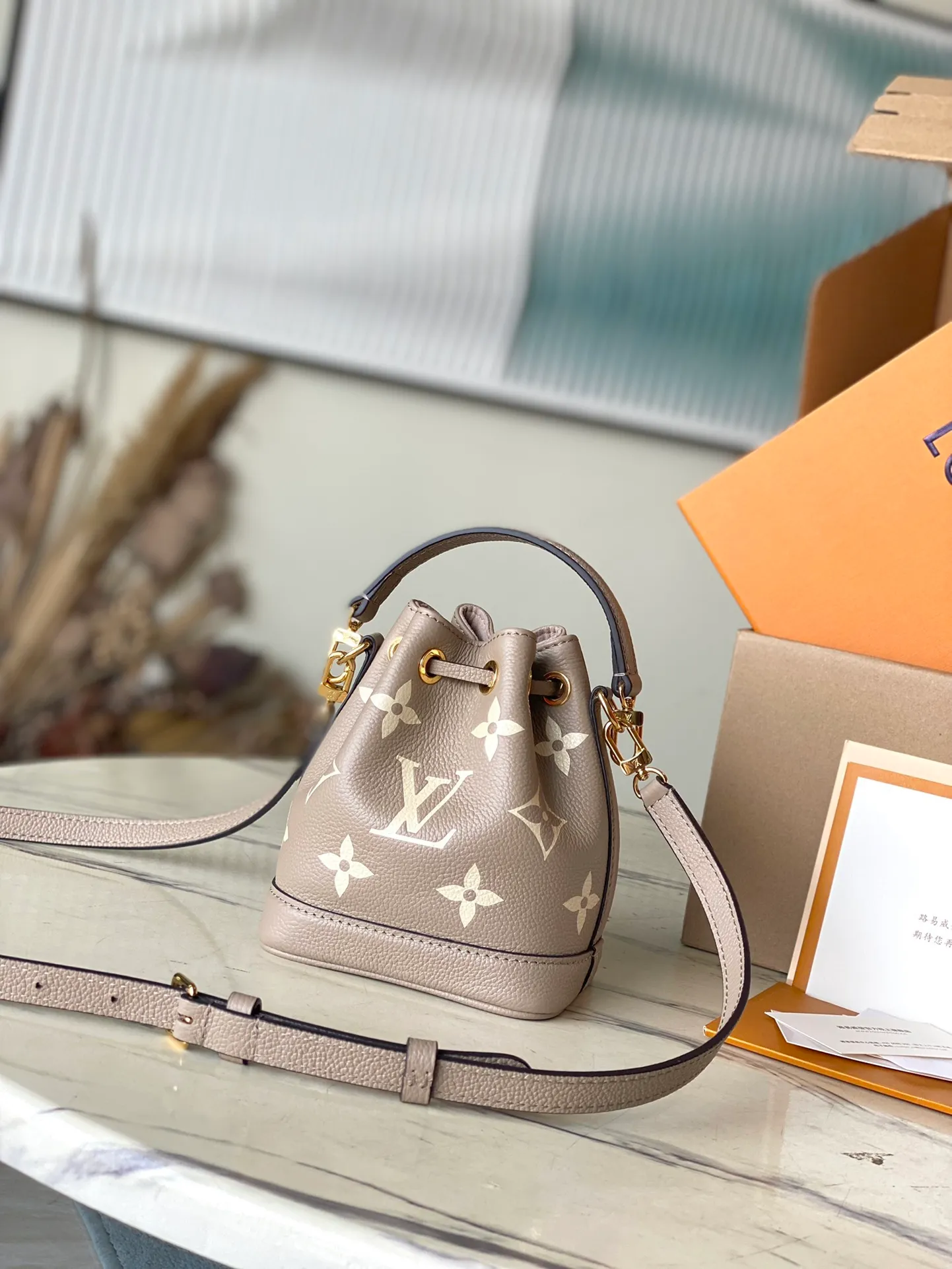 💰740 (top layer leather) top original order M46291 gray. Support counter inspection. Photos taken of duty-free goods are consistent with the product without unpacking. This product is an exclusive duty-free product in the market and is the highest-end product. Inspection is supported. This product has passed strict inspection and is flawless. Please wear gloves when touching the product. This product is not returnable or exchangeable. Please confirm the product first and then remove the label on the handle. This product is temporarily not open to the public, only regular customers, and is in short supply. Dimensions: 13 x 16 x 10 cm