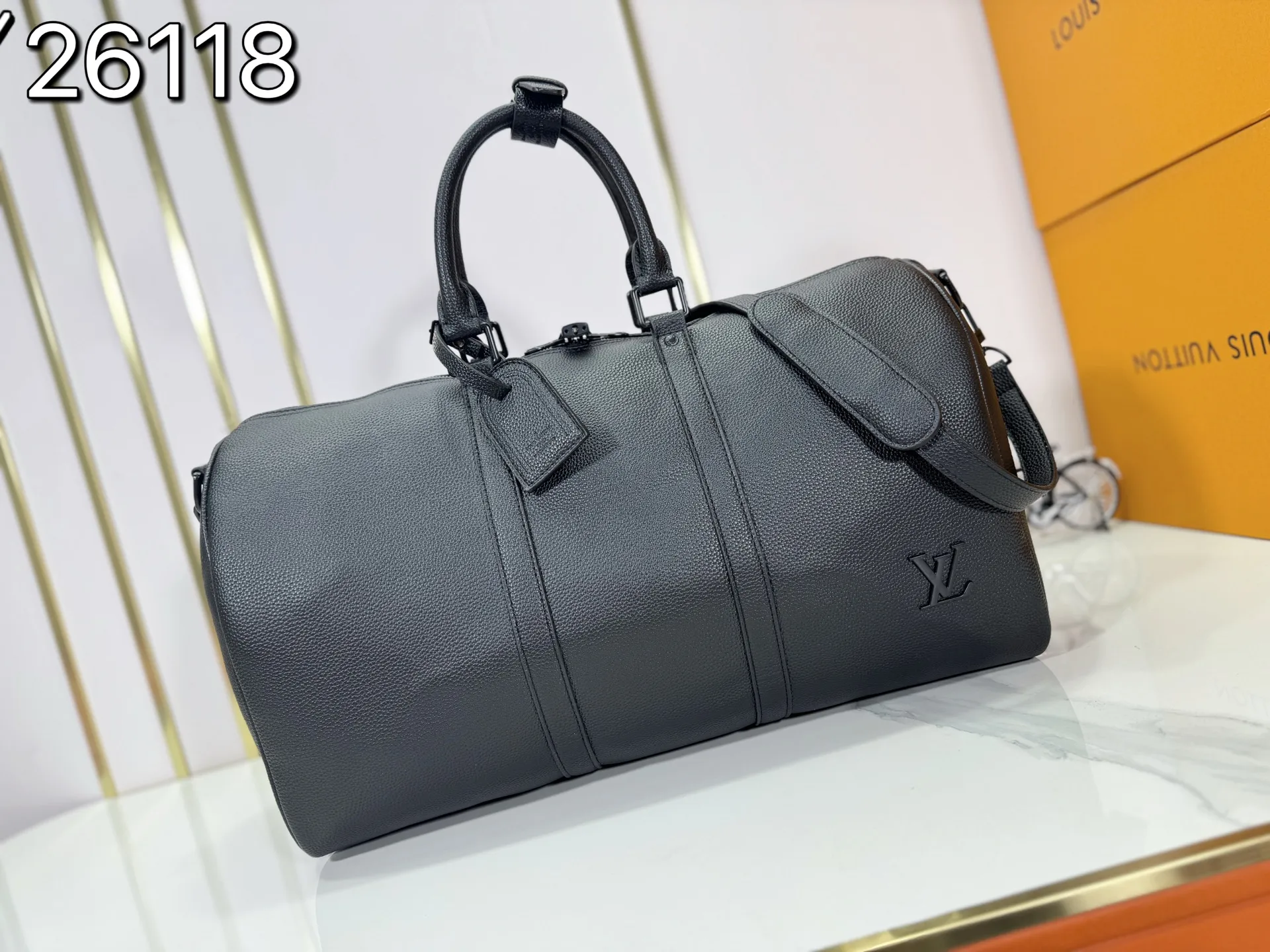 P340 M26118 M25900 M41416 Business full leather pebbled travel bag KEEPALL BANDOULIère 50 travel bag This Keepall Bandoulière 50 travel bag is made of waxed cow leather and fabric lining, making it a great choice for weekend travel. The soft, fine-grained leather and LV monogram add gentle elegance, while the top handle and removable and adjustable shoulder strap allow for a variety of carrying options. Dimensions: 29 x 23 x 50 cm (height x width x length)