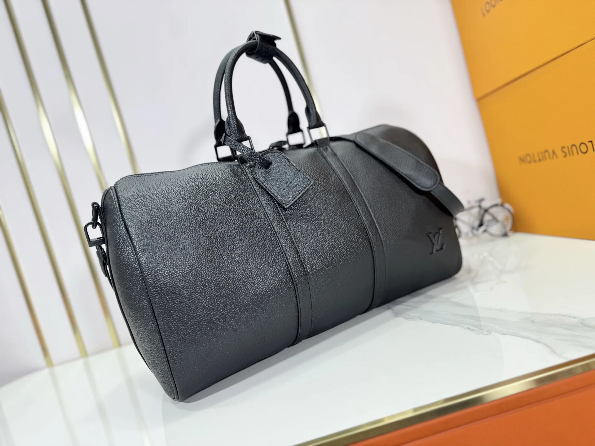 P340 M26118 M25900 M41416 Business full leather pebbled travel bag KEEPALL BANDOULIère 50 travel bag This Keepall Bandoulière 50 travel bag is made of waxed cow leather and fabric lining, making it a great choice for weekend travel. The soft, fine-grained leather and LV monogram add gentle elegance, while the top handle and removable and adjustable shoulder strap allow for a variety of carrying options. Dimensions: 29 x 23 x 50 cm (height x width x length)