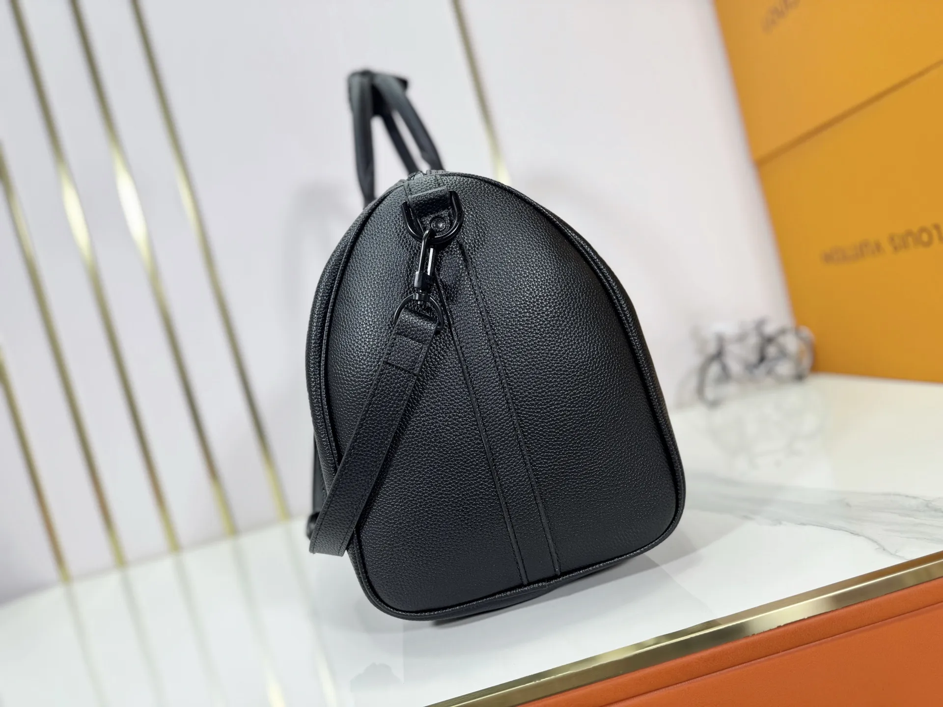 P340 M26118 M25900 M41416 Business full leather pebbled travel bag KEEPALL BANDOULIère 50 travel bag This Keepall Bandoulière 50 travel bag is made of waxed cow leather and fabric lining, making it a great choice for weekend travel. The soft, fine-grained leather and LV monogram add gentle elegance, while the top handle and removable and adjustable shoulder strap allow for a variety of carrying options. Dimensions: 29 x 23 x 50 cm (height x width x length)